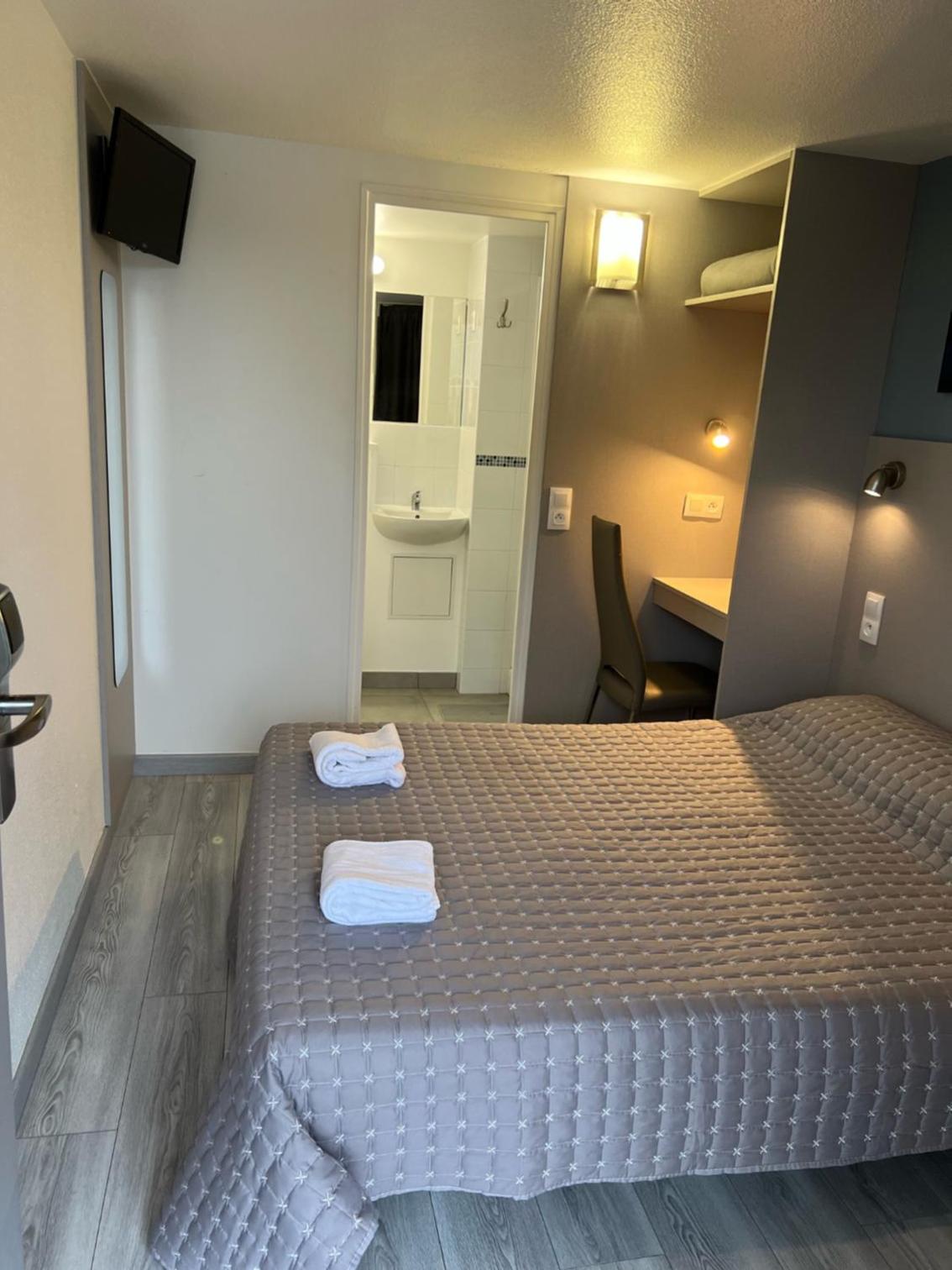 Double Room - Photo 12