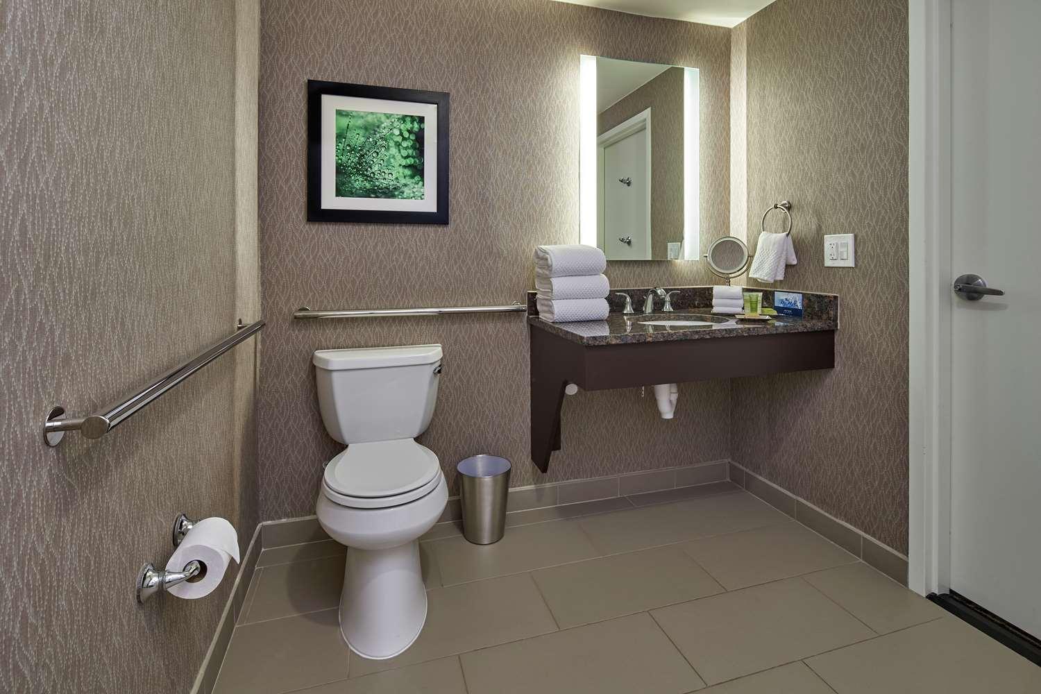 King Room with Roll-In Shower - Mobility Access - Photo 4