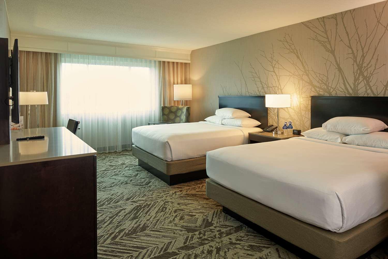 Deluxe Queen Room with Two Queen Beds - Photo 3