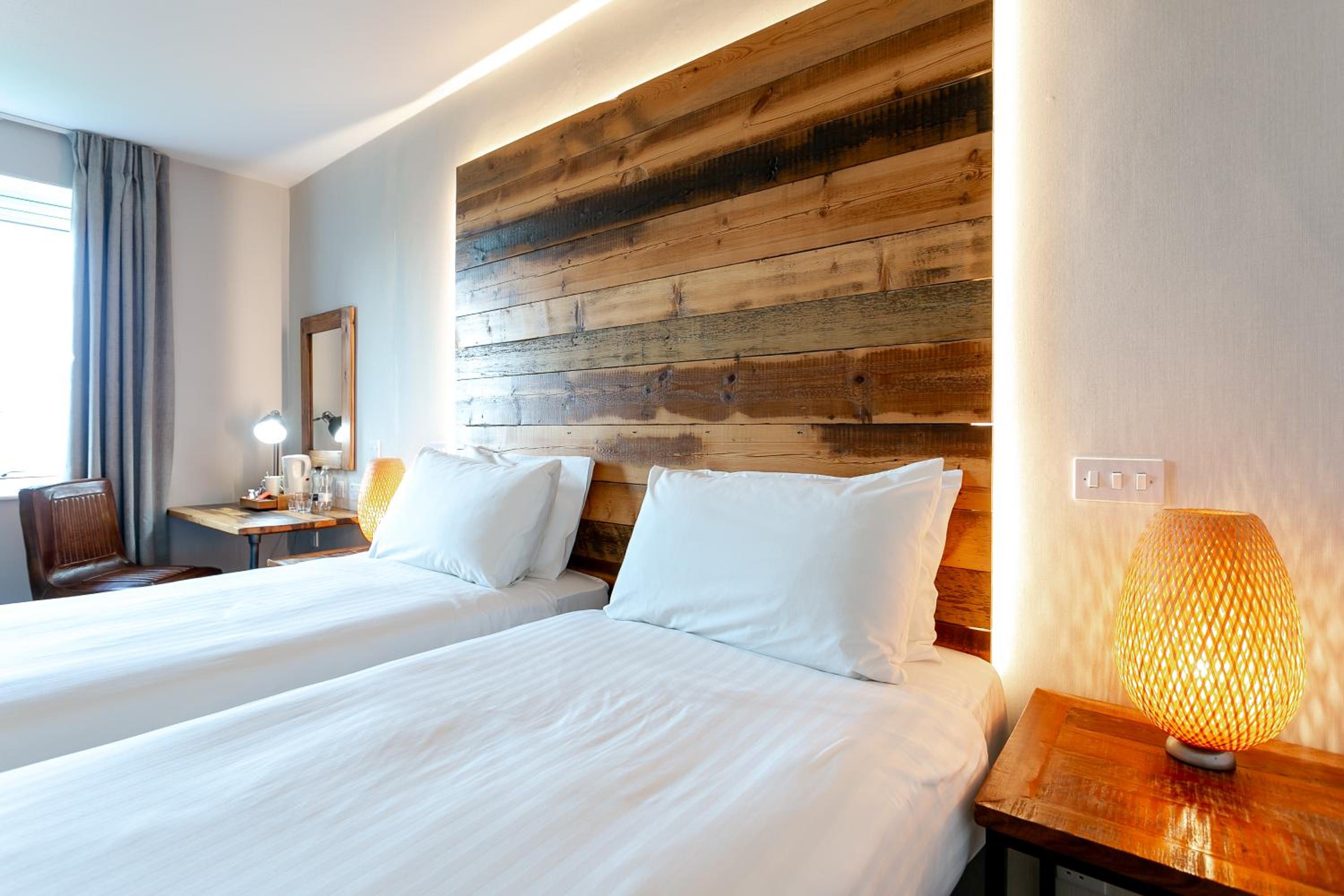 Twin Room - Non-Smoking - Photo 2