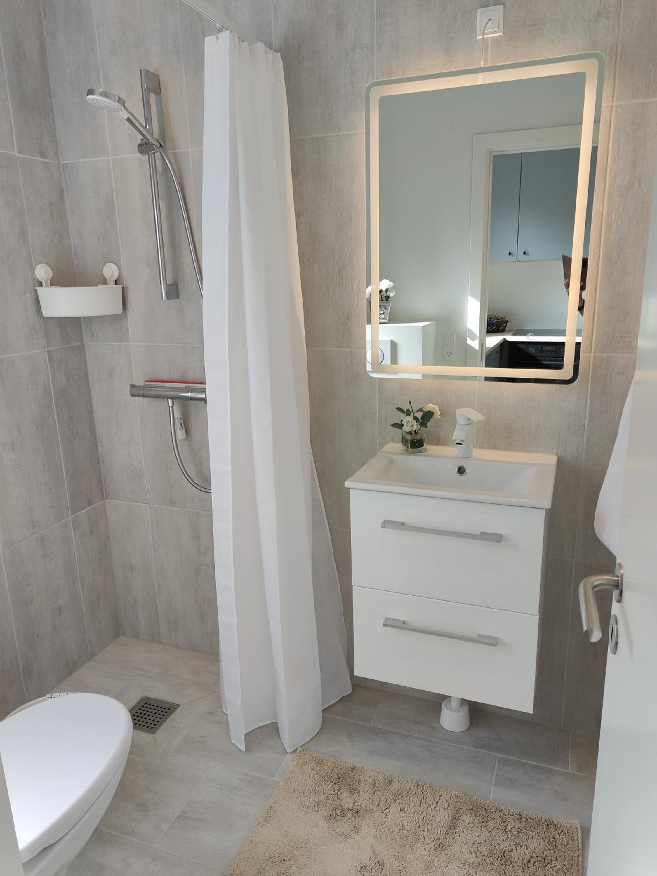Apartment with Shower - Photo 4