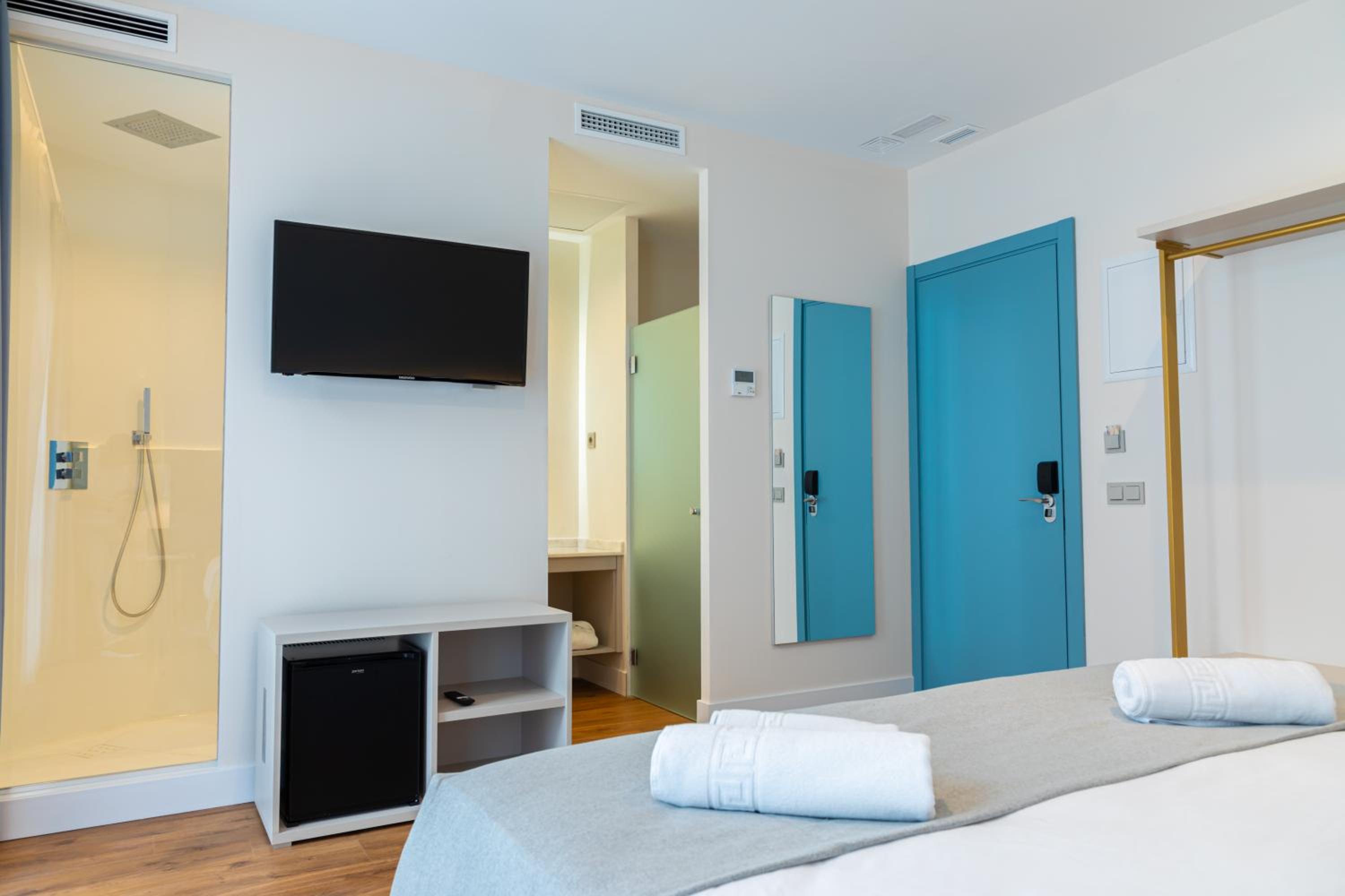 Double Room with Balcony - Photo 2