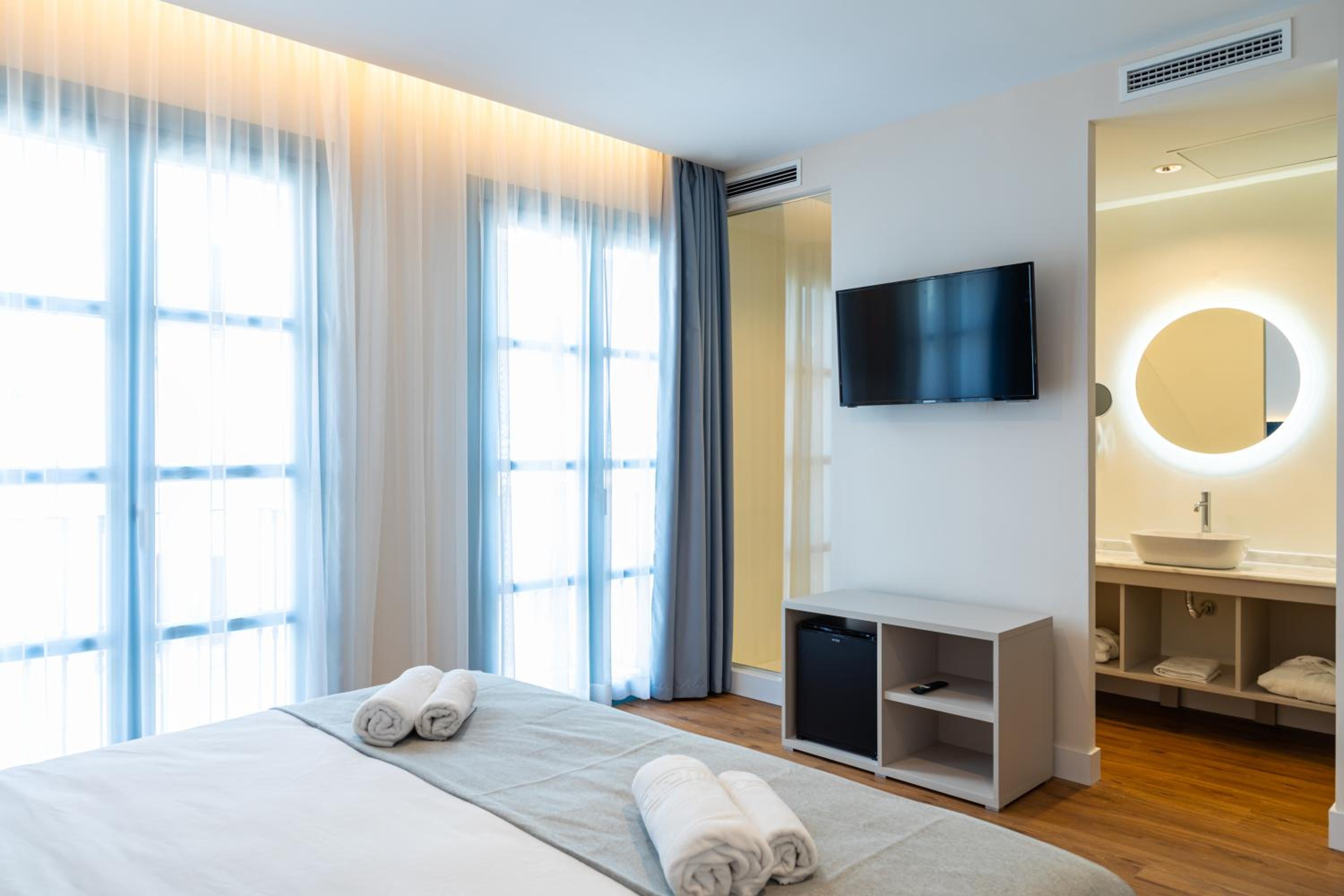 Double Room with Balcony - Photo 3