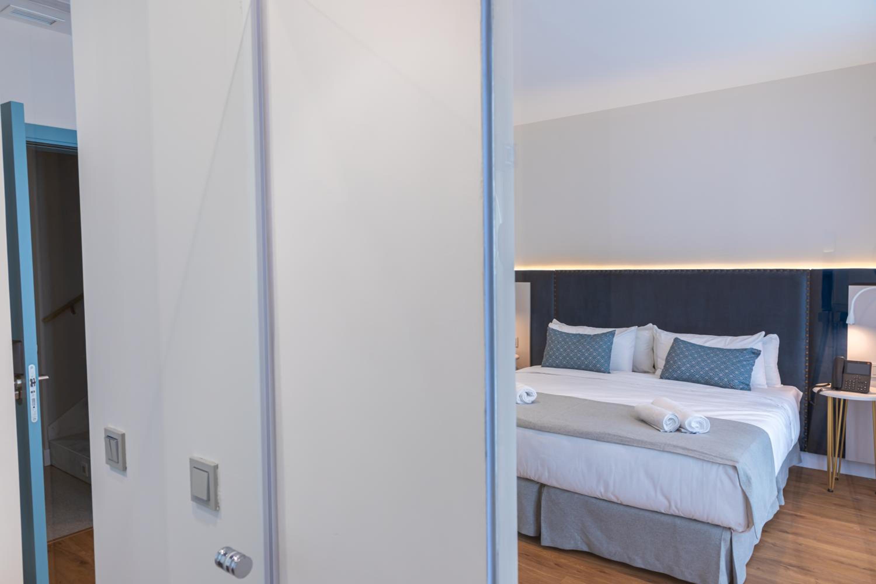 Double Room with Balcony - Photo 18