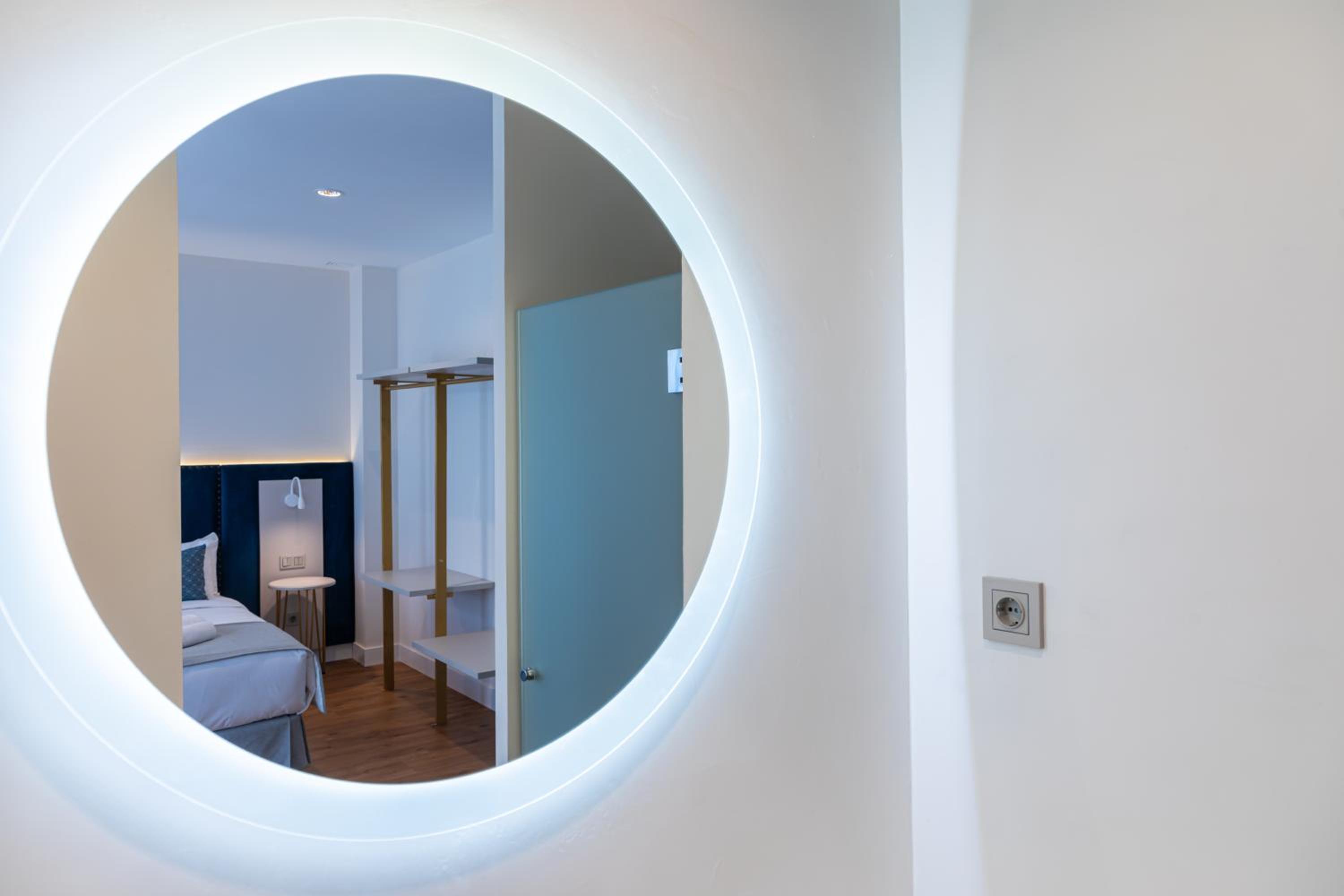 Double Room with Balcony - Photo 19