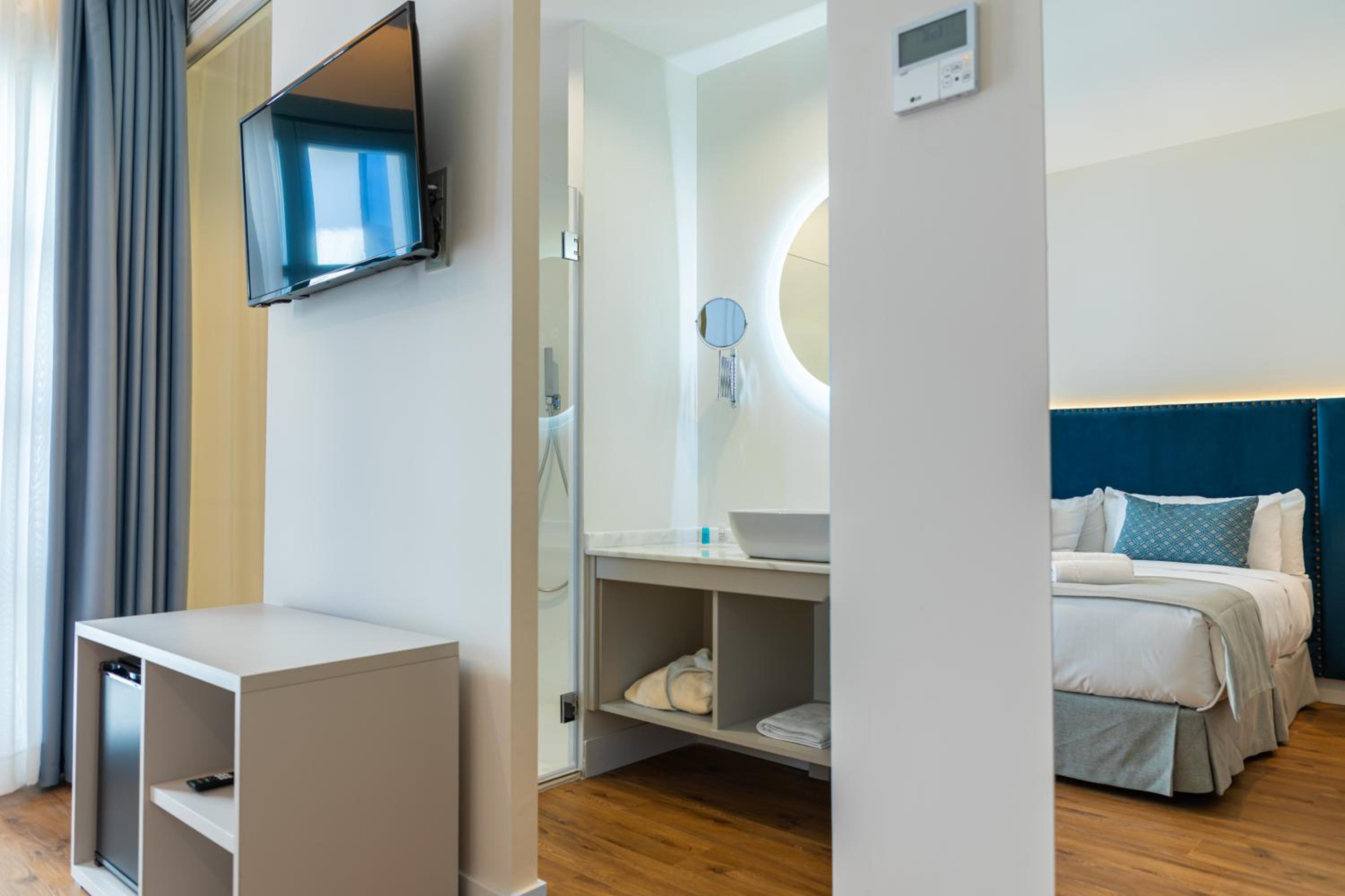 Double Room with Balcony - Photo 16