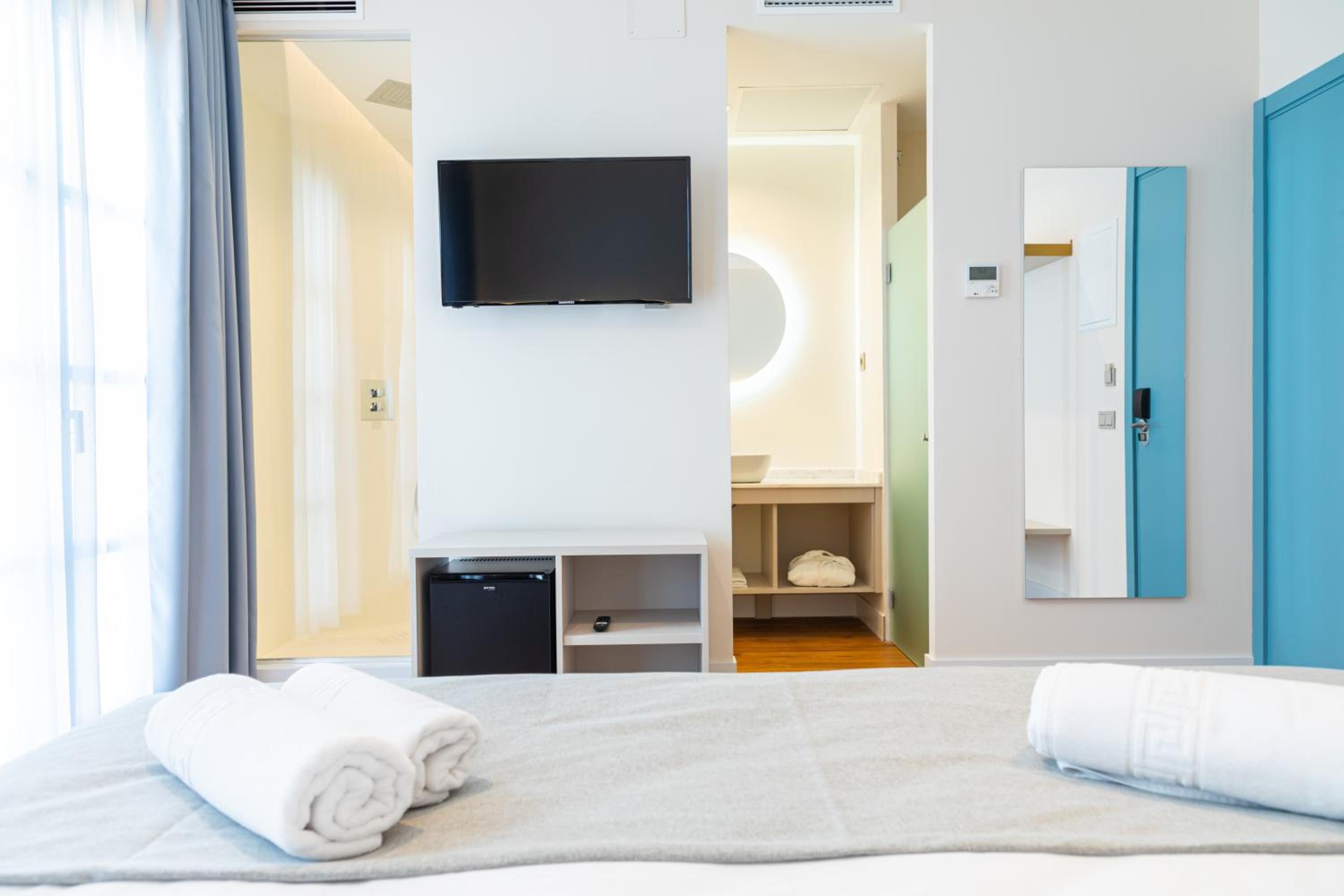 Double Room with Balcony - Photo 21