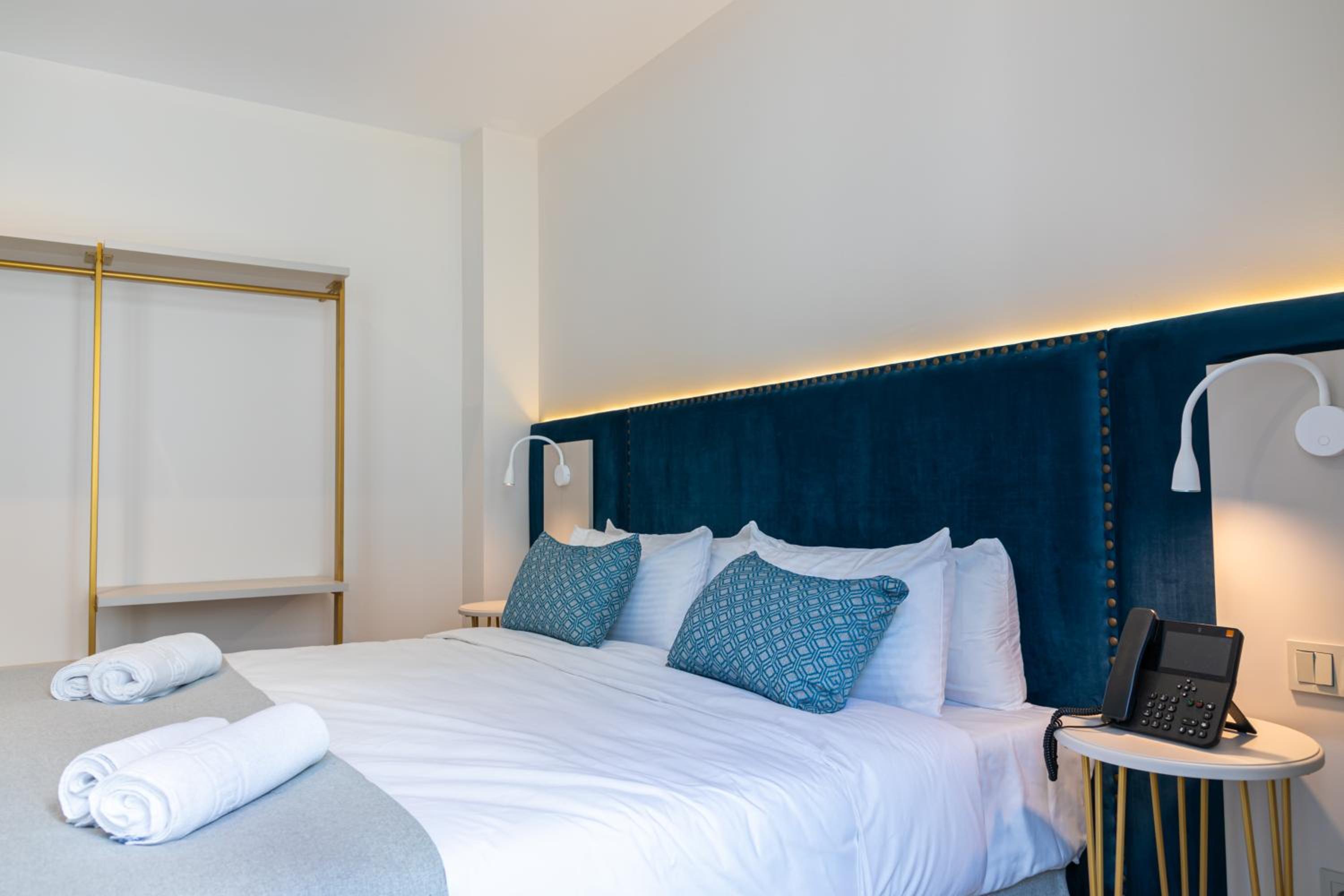 Double Room with Balcony - Photo 23