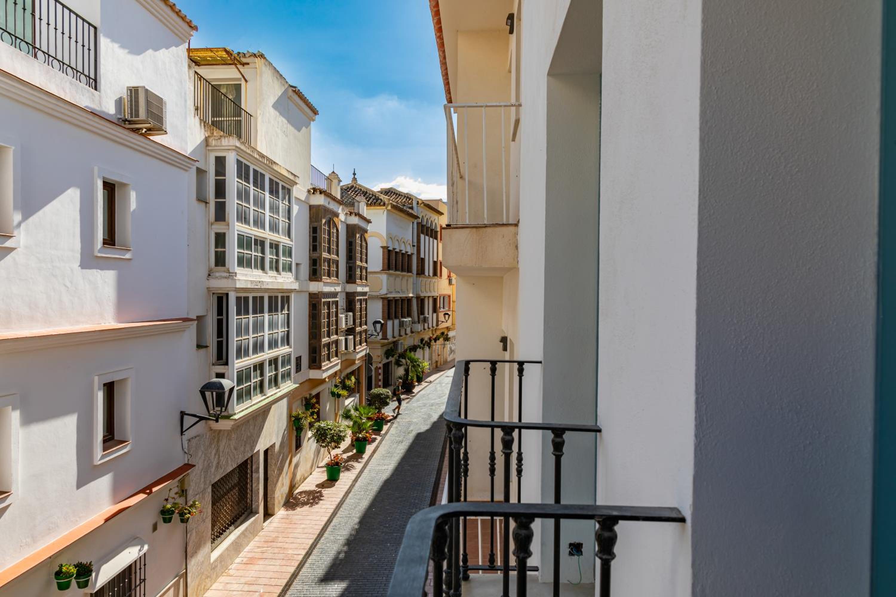 Double Room with Balcony - Photo 4