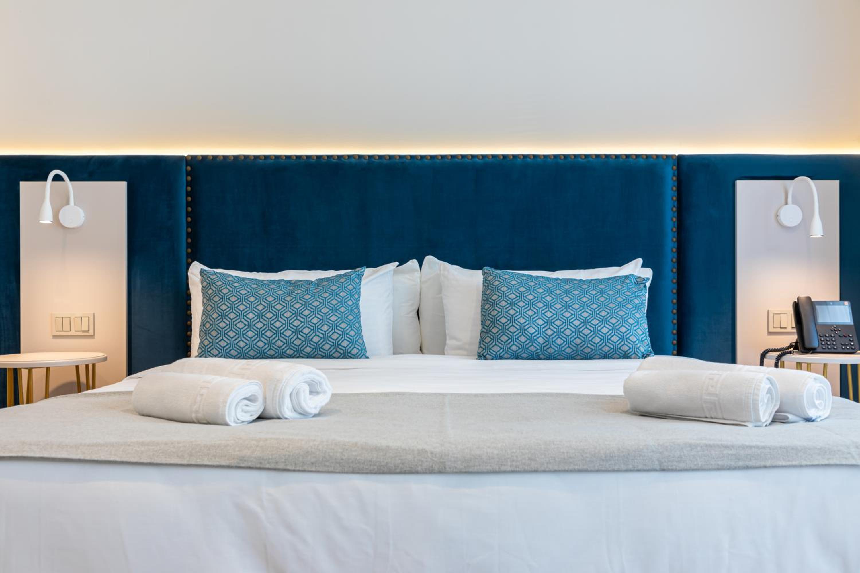 Double Room with Balcony - Photo 7