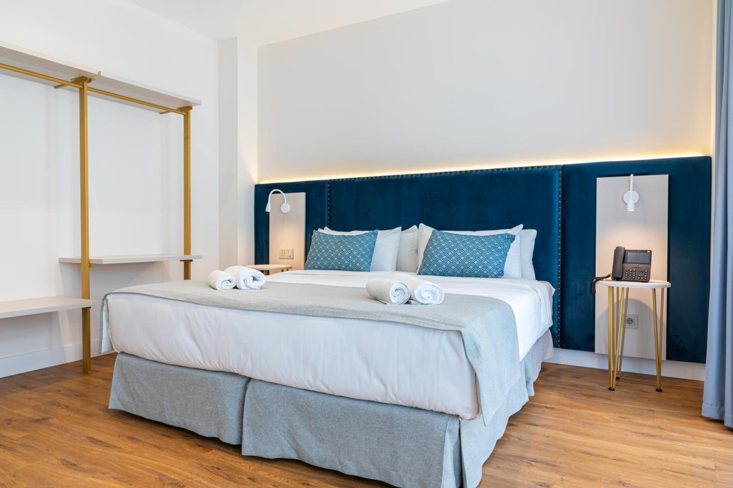Double Room with Balcony - Photo 10
