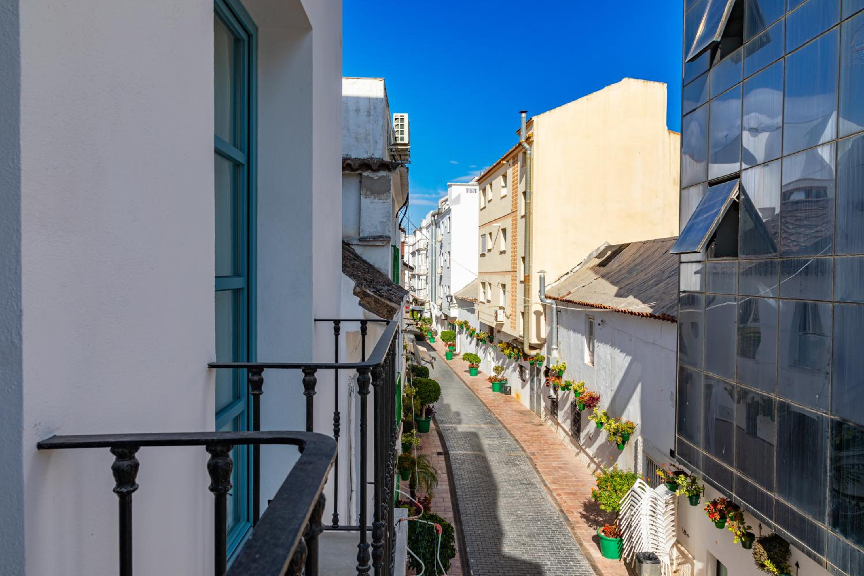 Double Room with Balcony - Photo 9