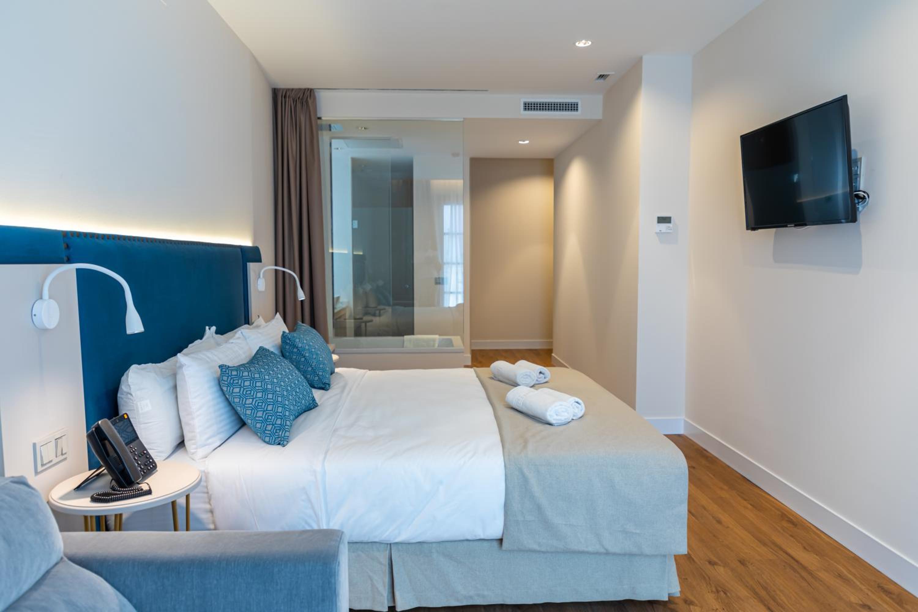 Double Room - Photo 18