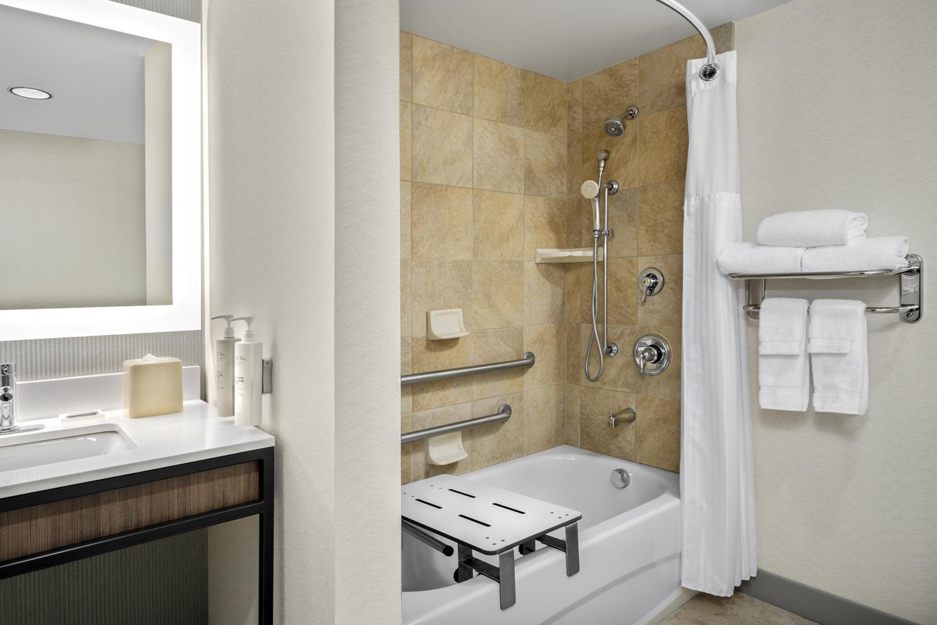 King Room with Accessible Tub - Mobility Access - Photo 7