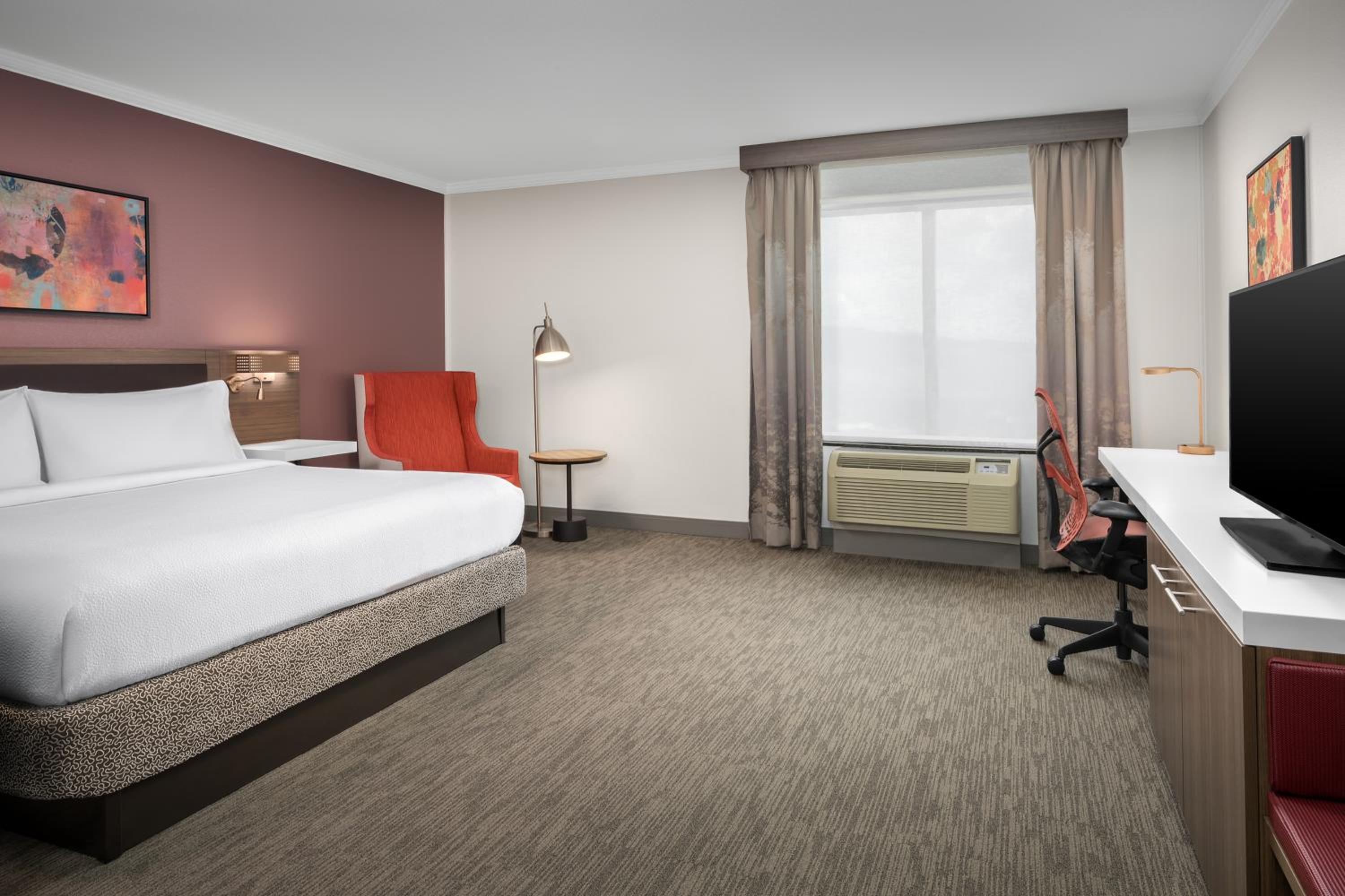 King Room with Accessible Tub - Mobility Access - Photo 3
