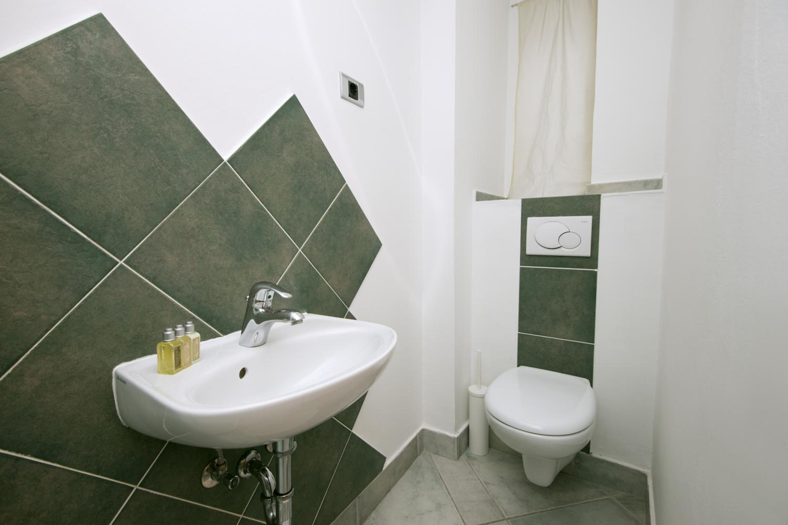 Economy Double Room - Photo 13