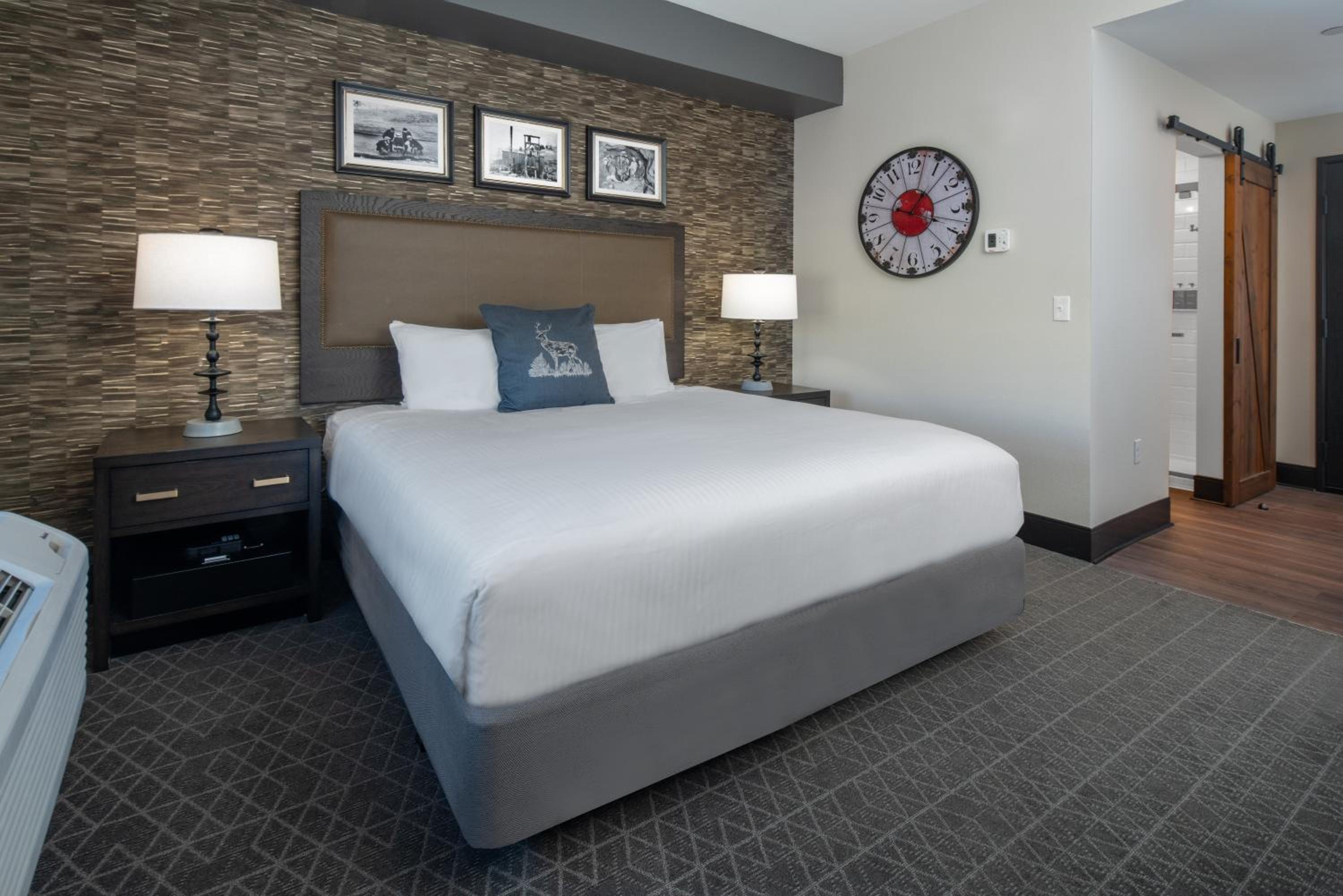 Deluxe King Room photo 3