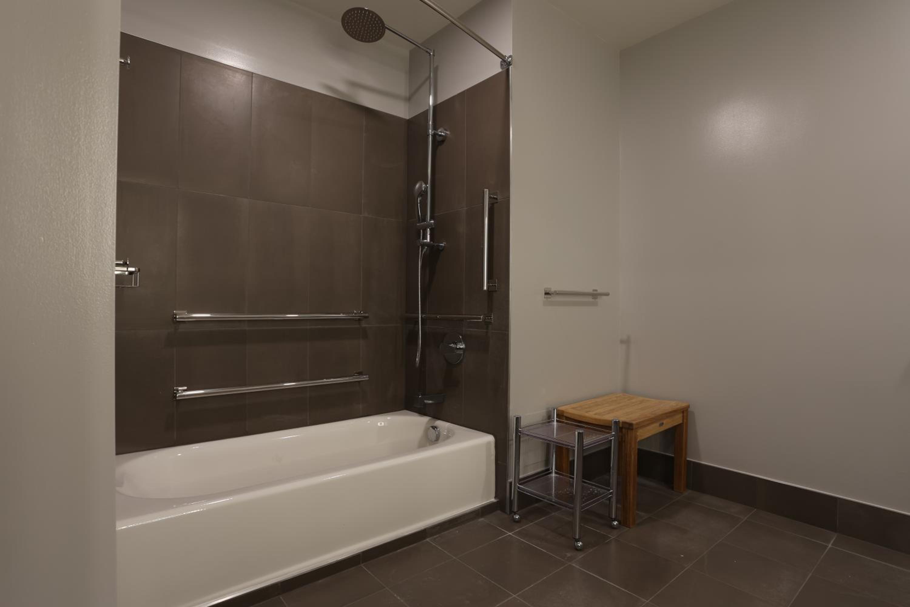 Standard King Room - Hearing Accessible - Photo 3