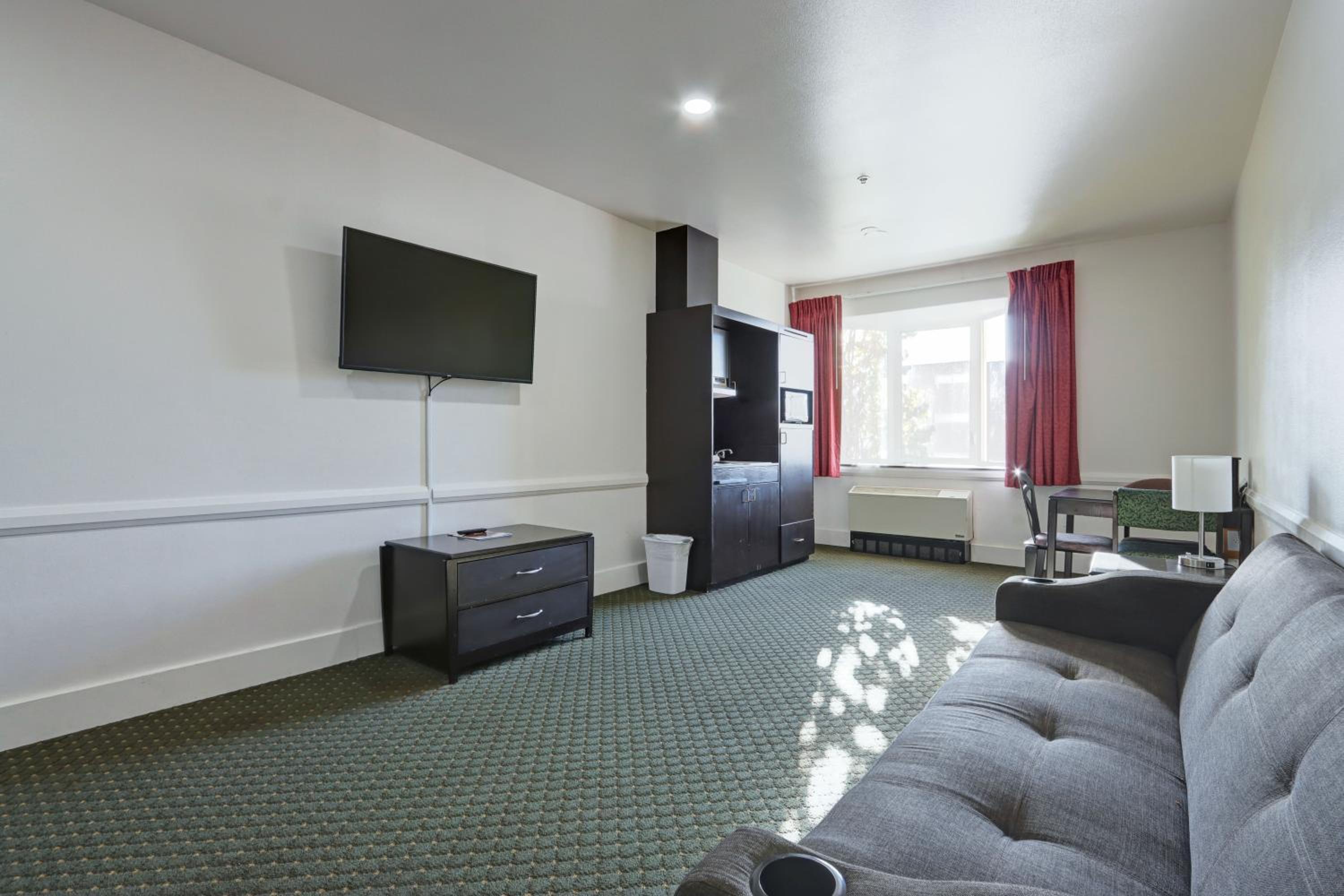 Deluxe Queen Suite - Photo 6