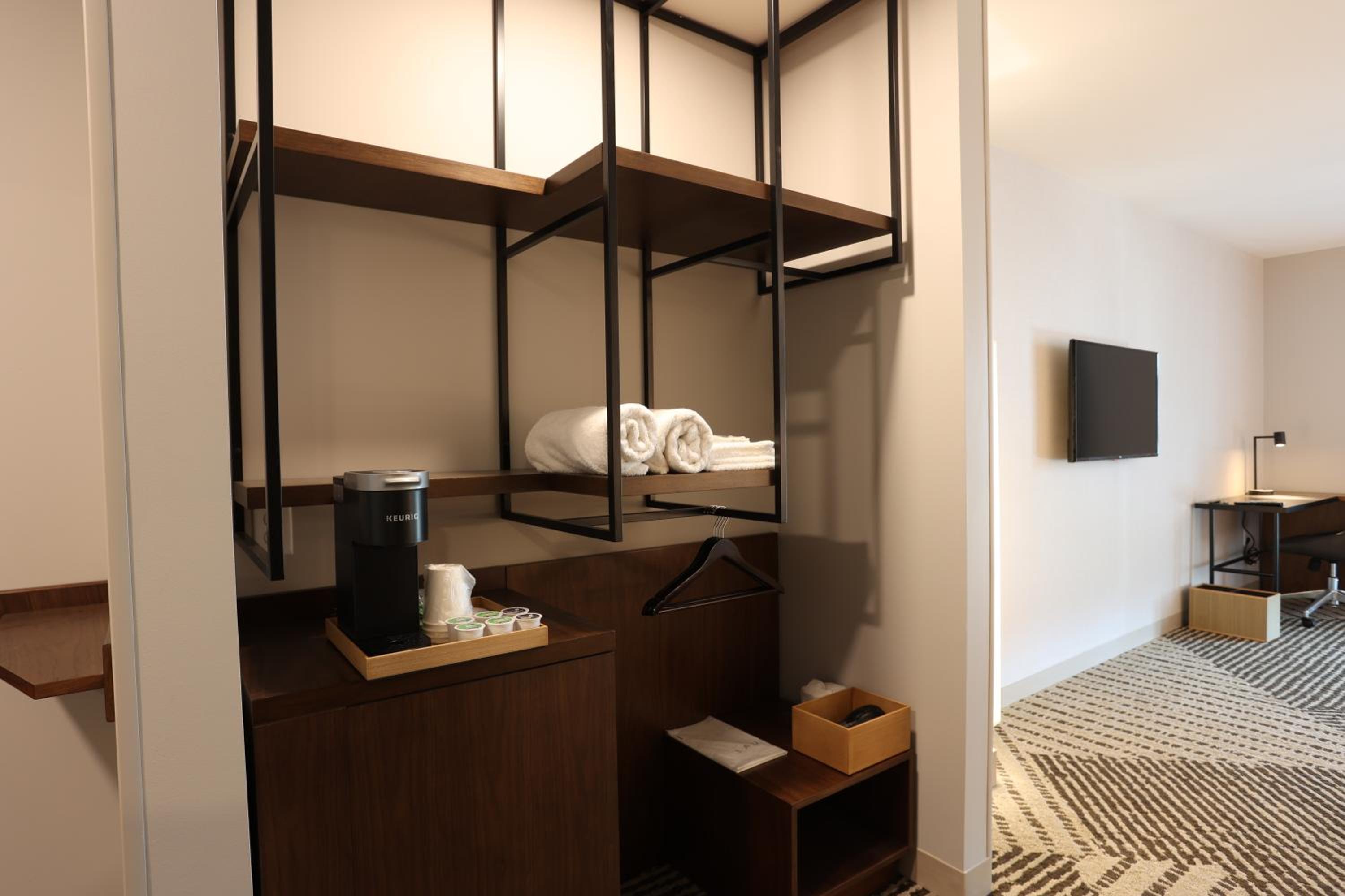 Standard King Room - Hearing Accessible - Photo 4