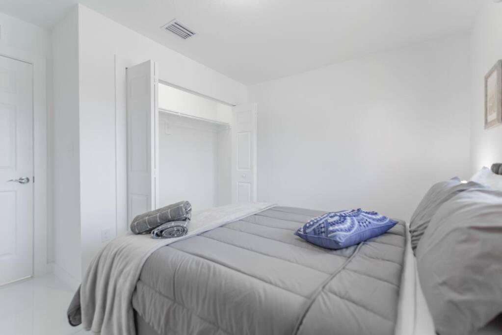 Three-Bedroom House photo 3