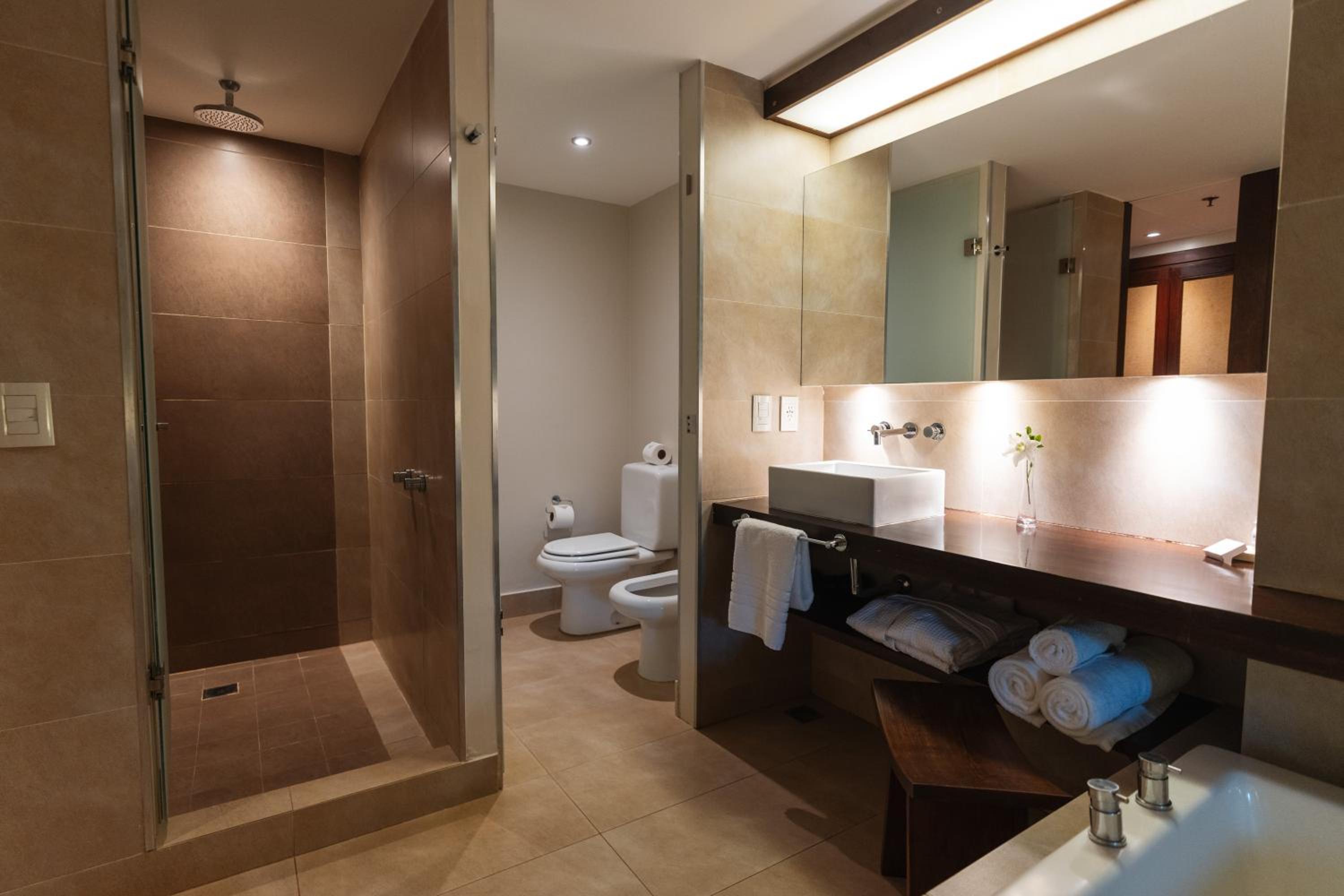 Standard Twin Room thumbnail 6
