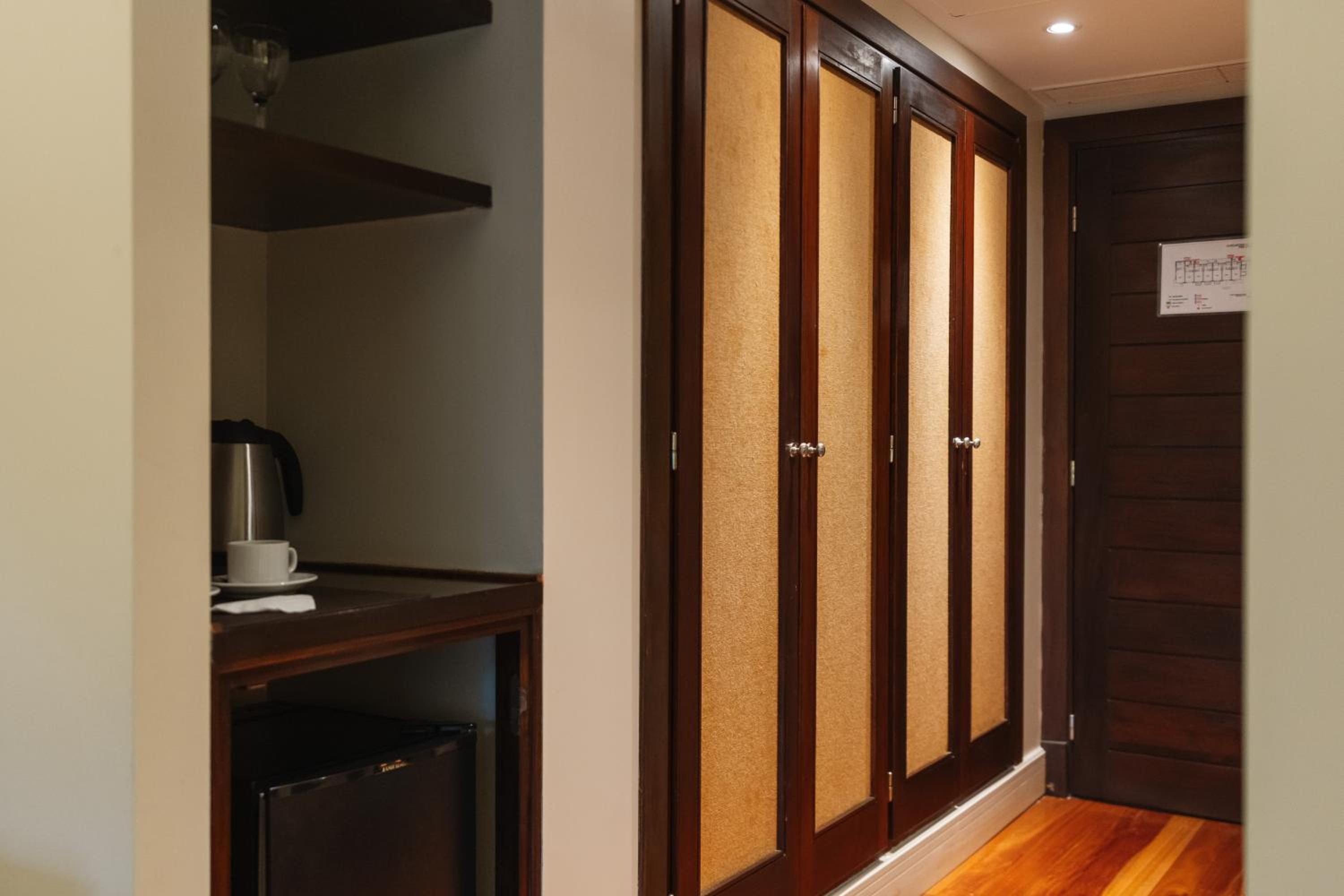 Standard Twin Room thumbnail 5