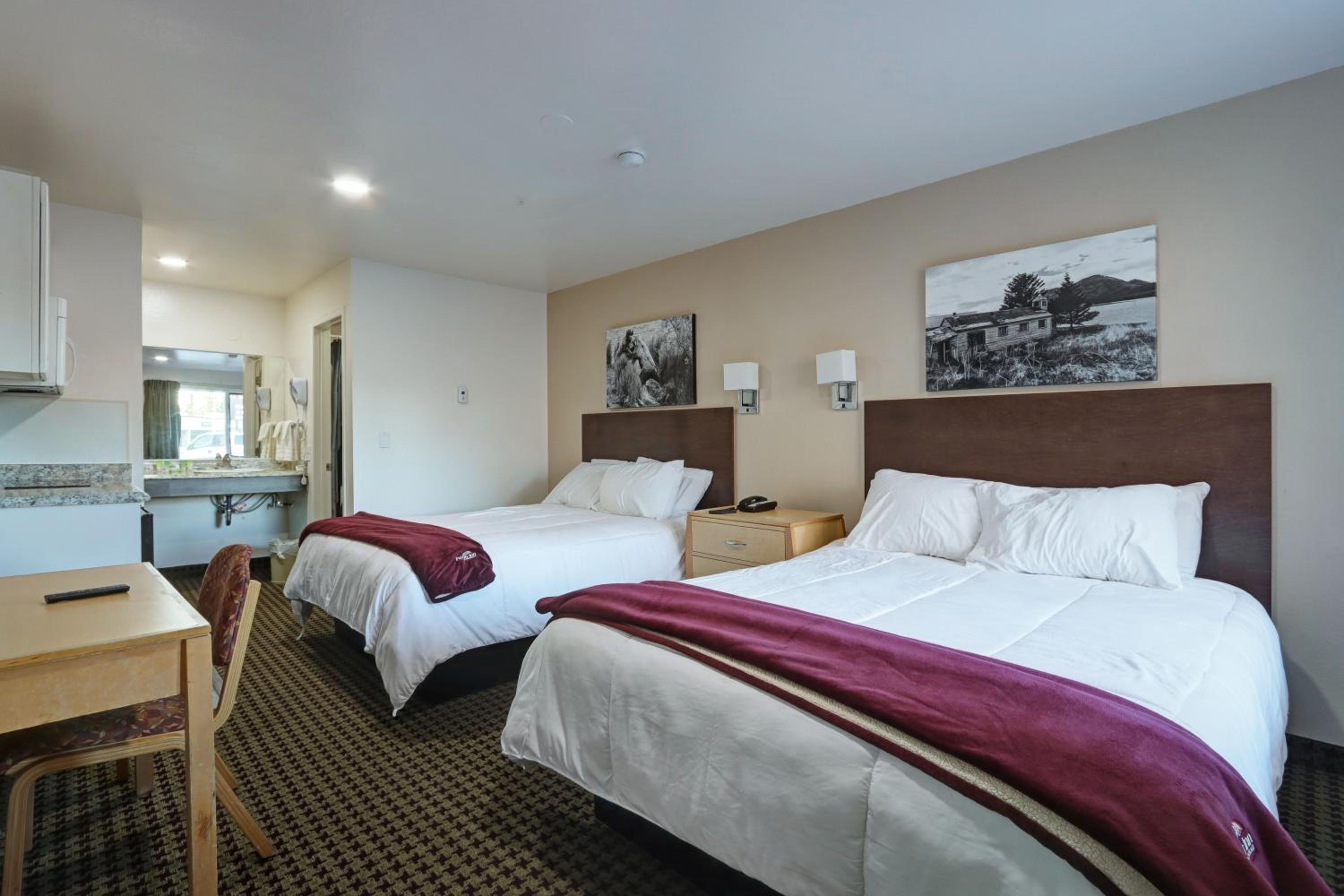 Queen Room with Two Queen Beds - Photo 4