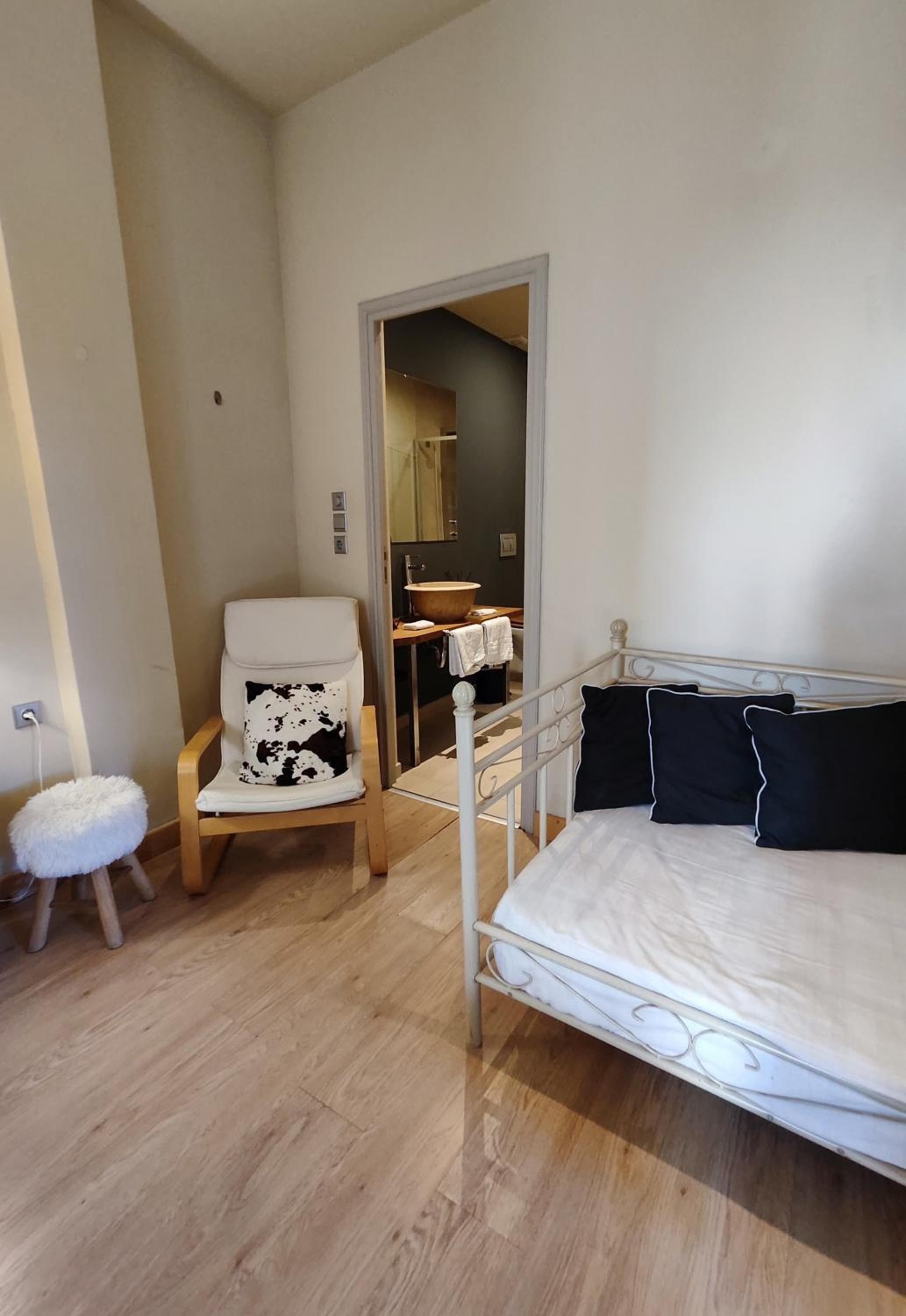 Studio Apartment - Photo 3