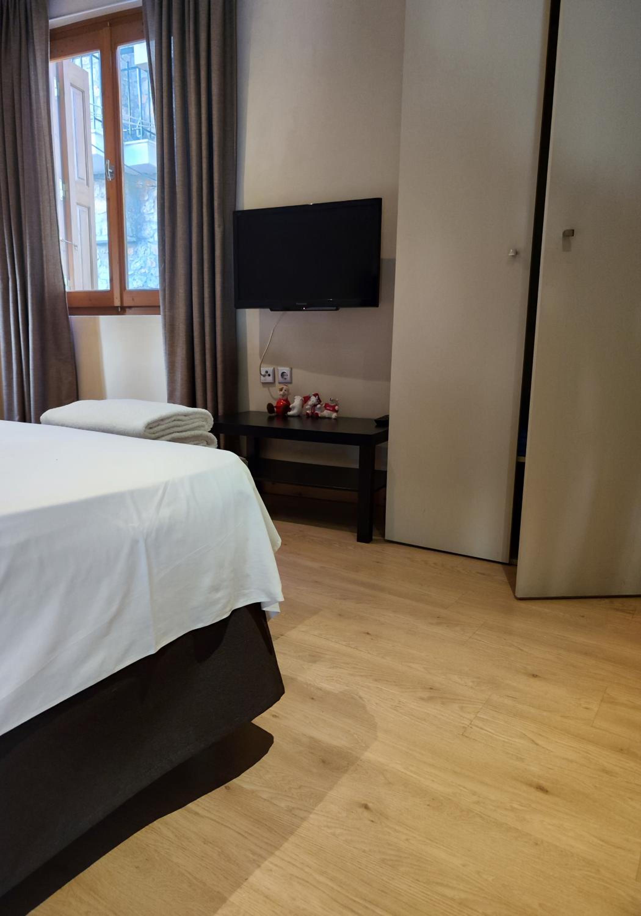 Studio Apartment - Photo 2