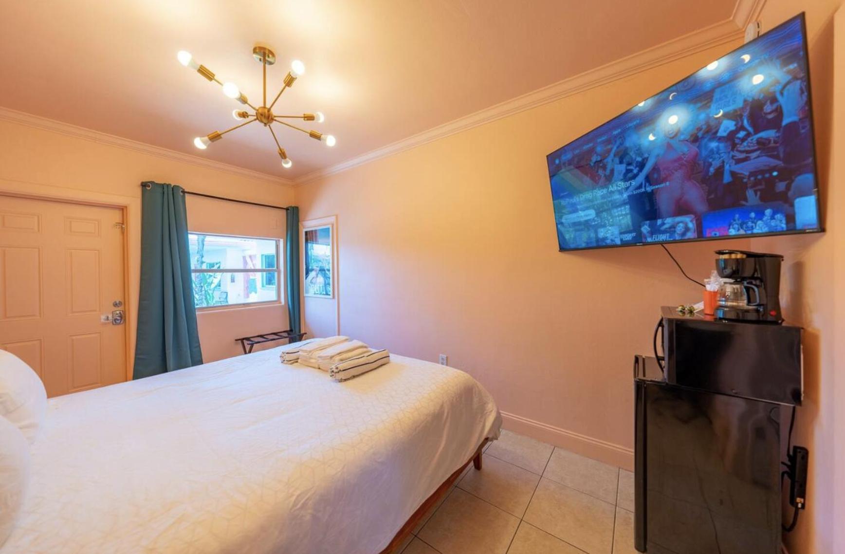 King Room with Pool View photo 2