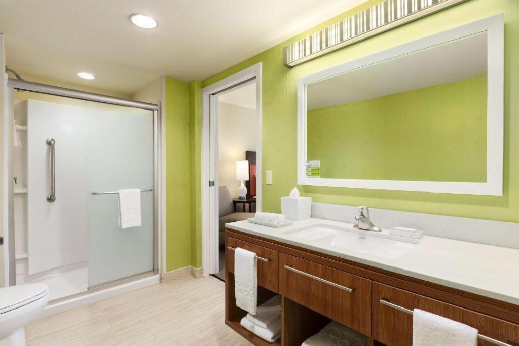 Premium Queen Studio Suite - Non-Smoking photo 2