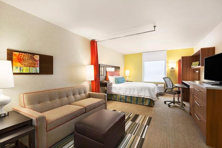 Premium Queen Studio Suite - Non-Smoking photo 3