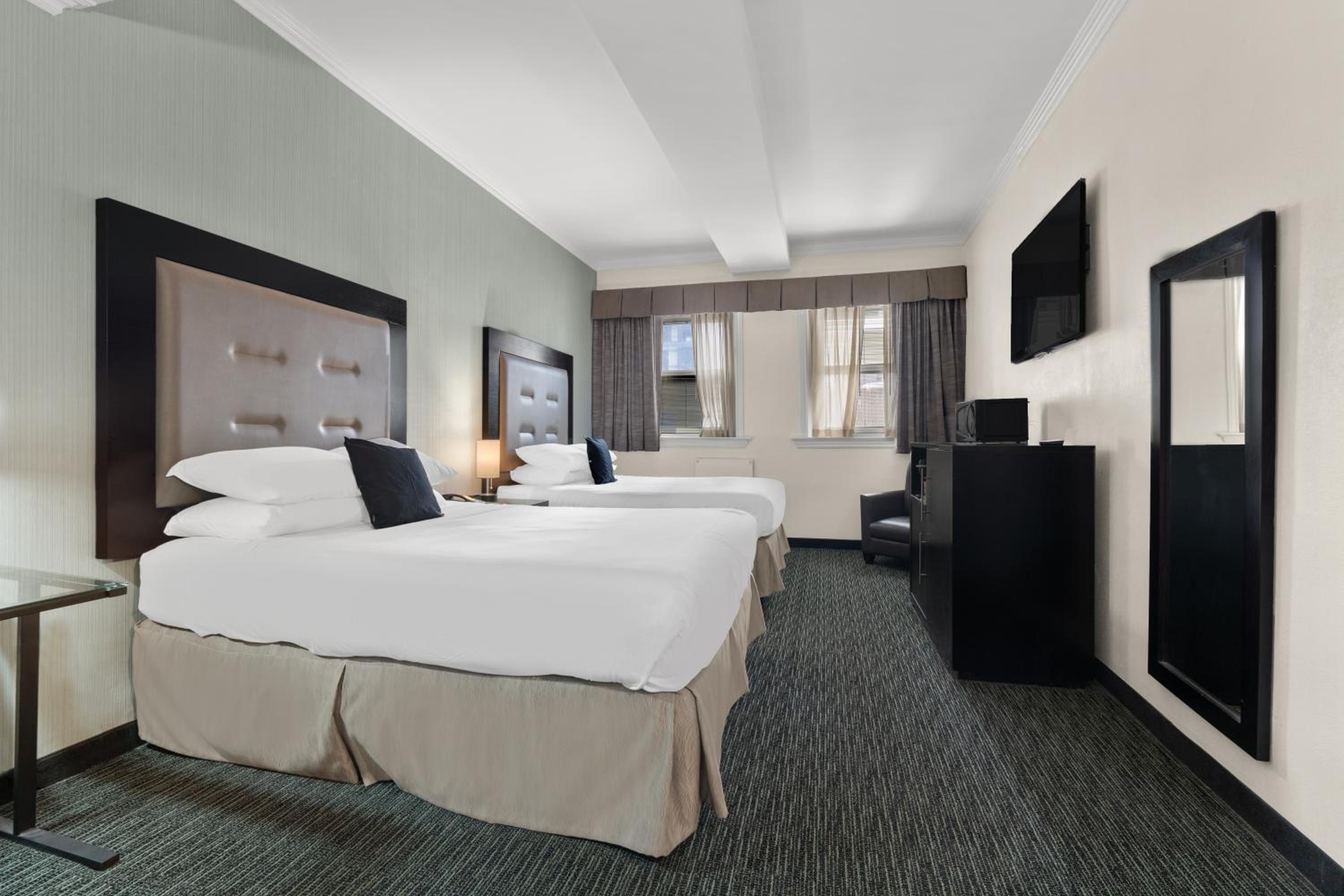 Efficiency Quadruple Room with Two Queen Beds - Non Smoking - Photo 1