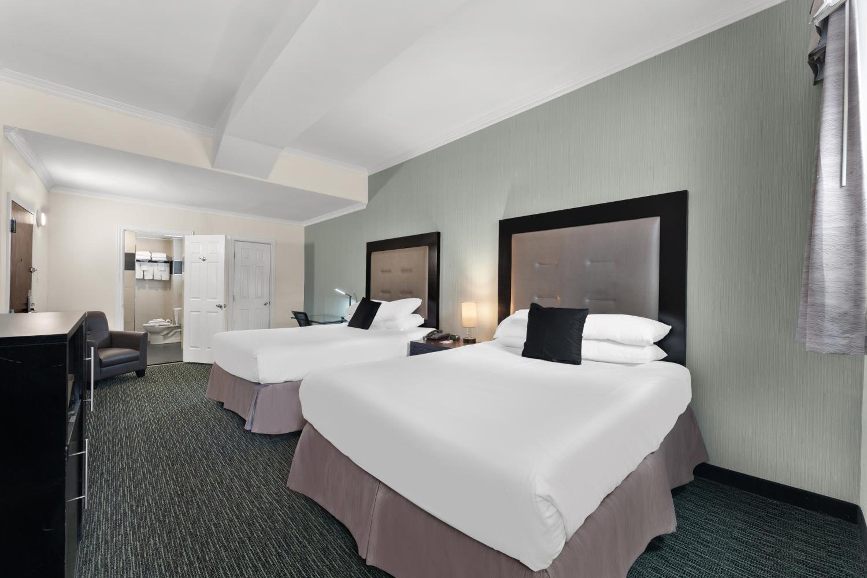 Efficiency Quadruple Room with Two Queen Beds - Non Smoking - Photo 3