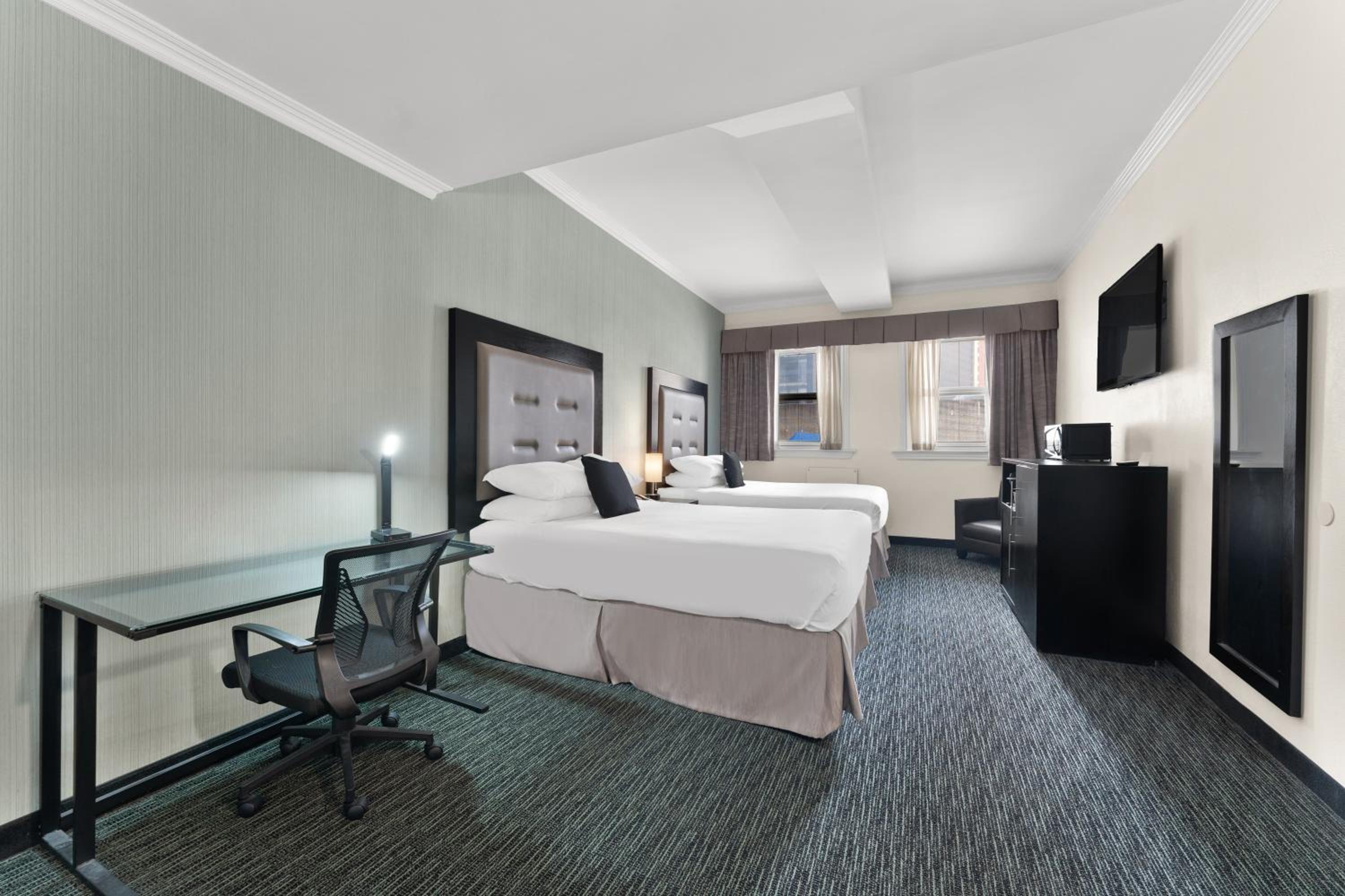 Efficiency Quadruple Room with Two Queen Beds - Non Smoking - Photo 2