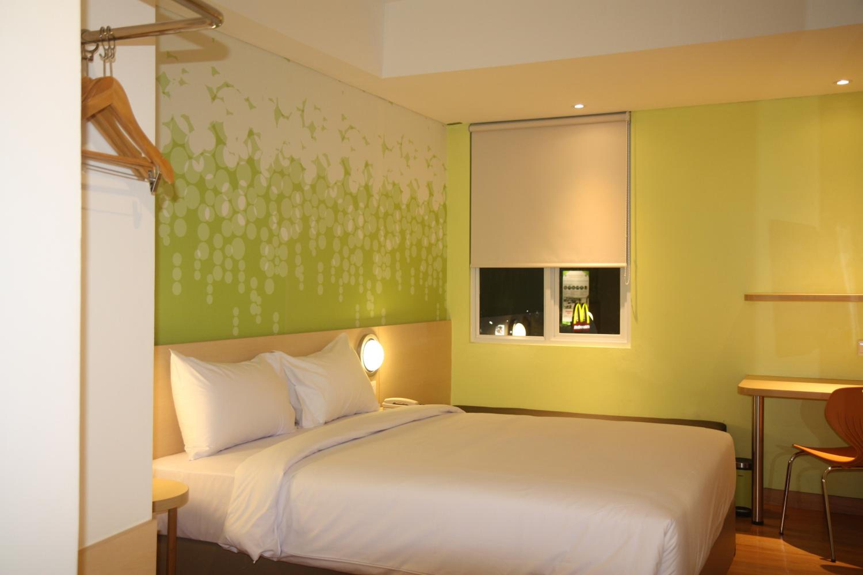 Zest Queen Room