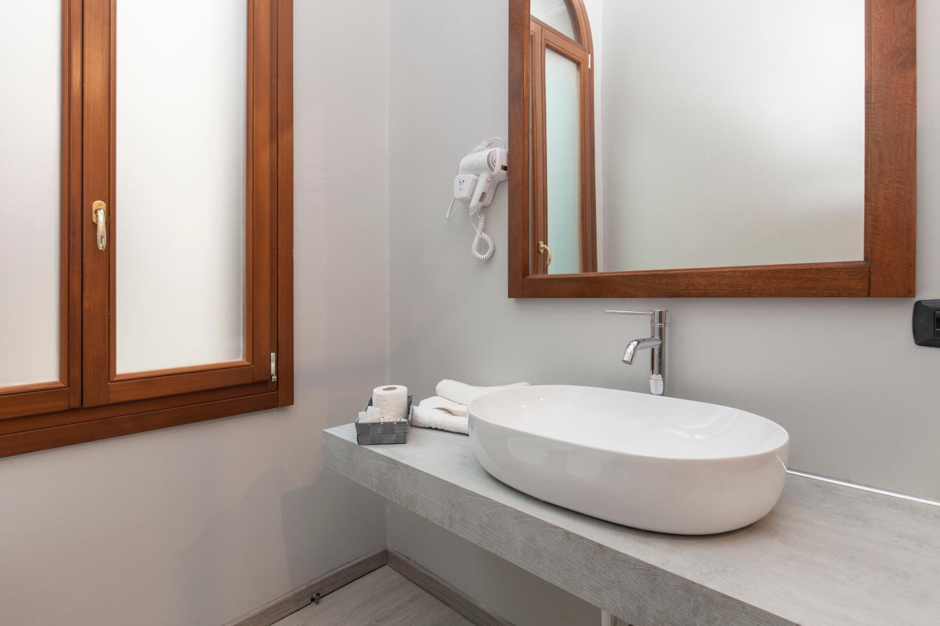 Single Room with Private Bathroom photo 3