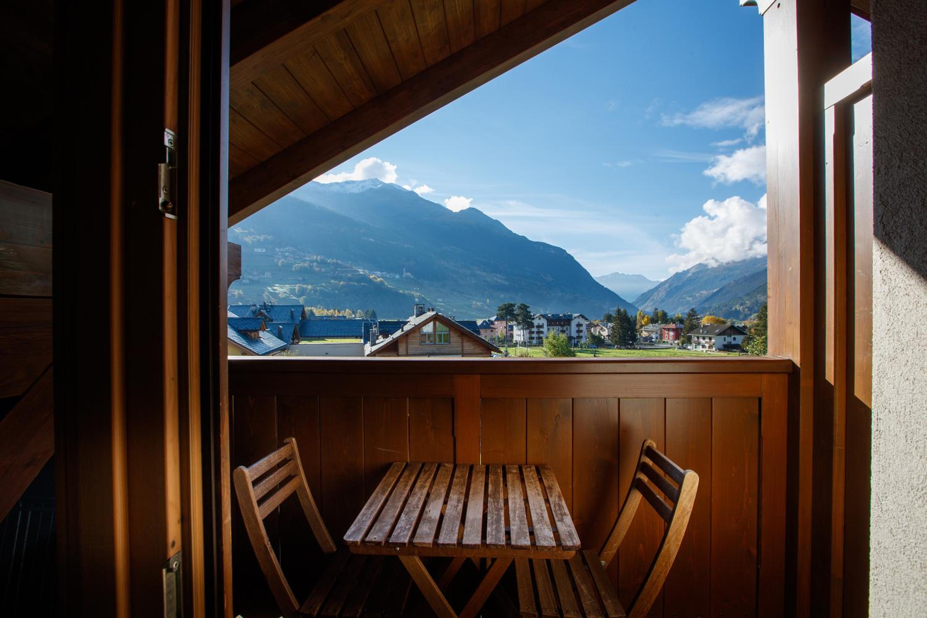 Apartment with Mountain View - Photo 8
