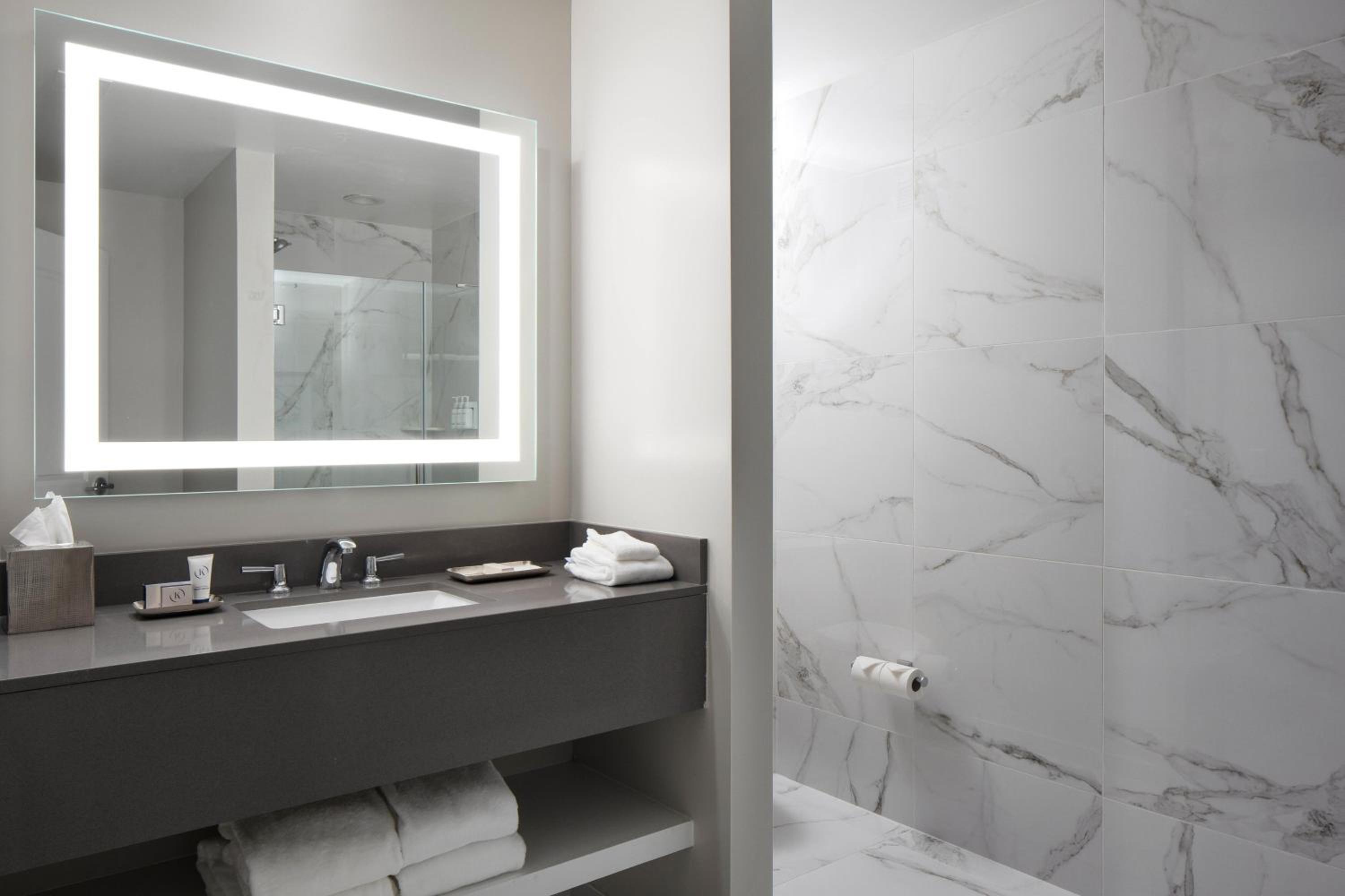 Bay View, Guest room, 1 King - Photo 7