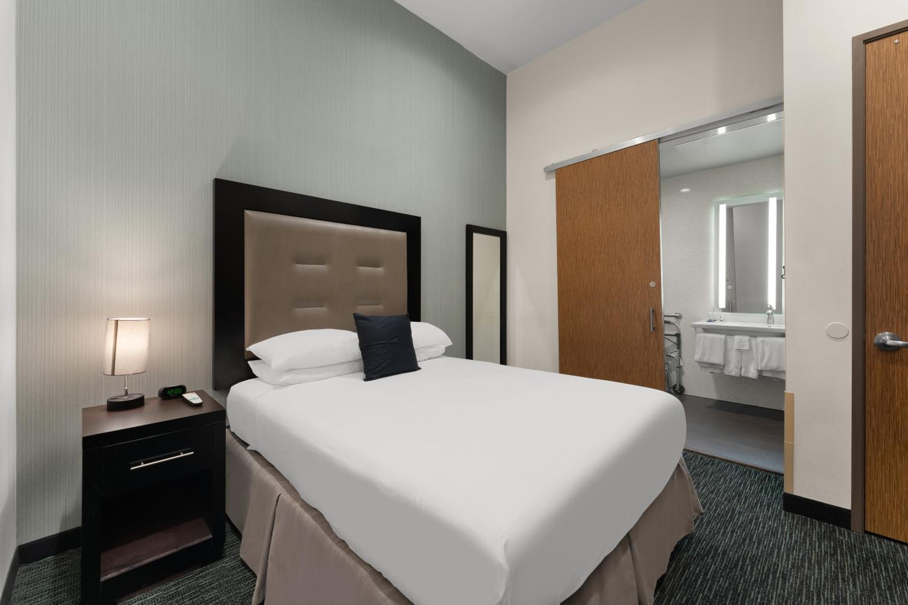 1 Queen Bed – Non Smoking - Photo 1