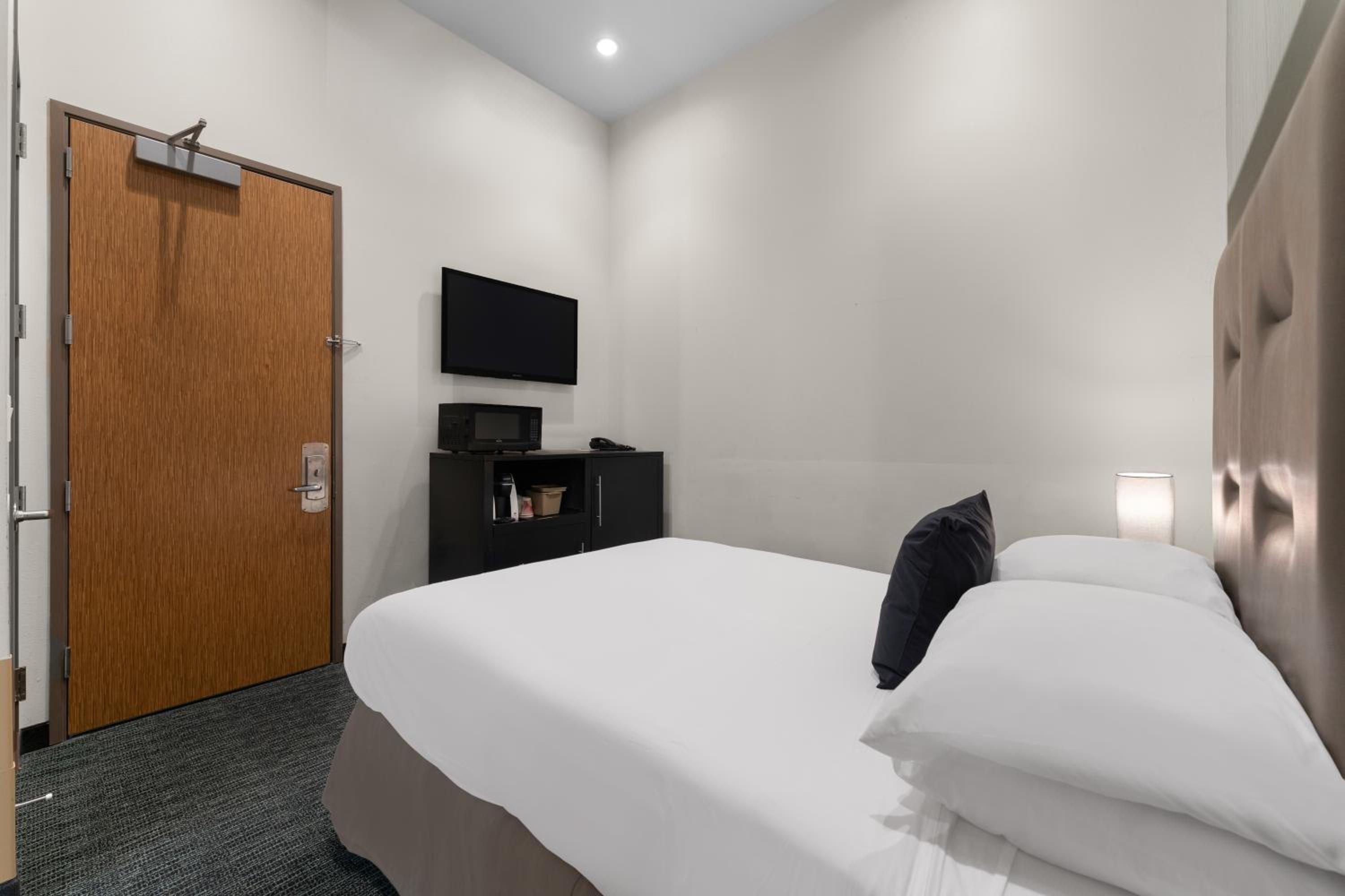 1 Queen Bed – Non Smoking - Photo 6