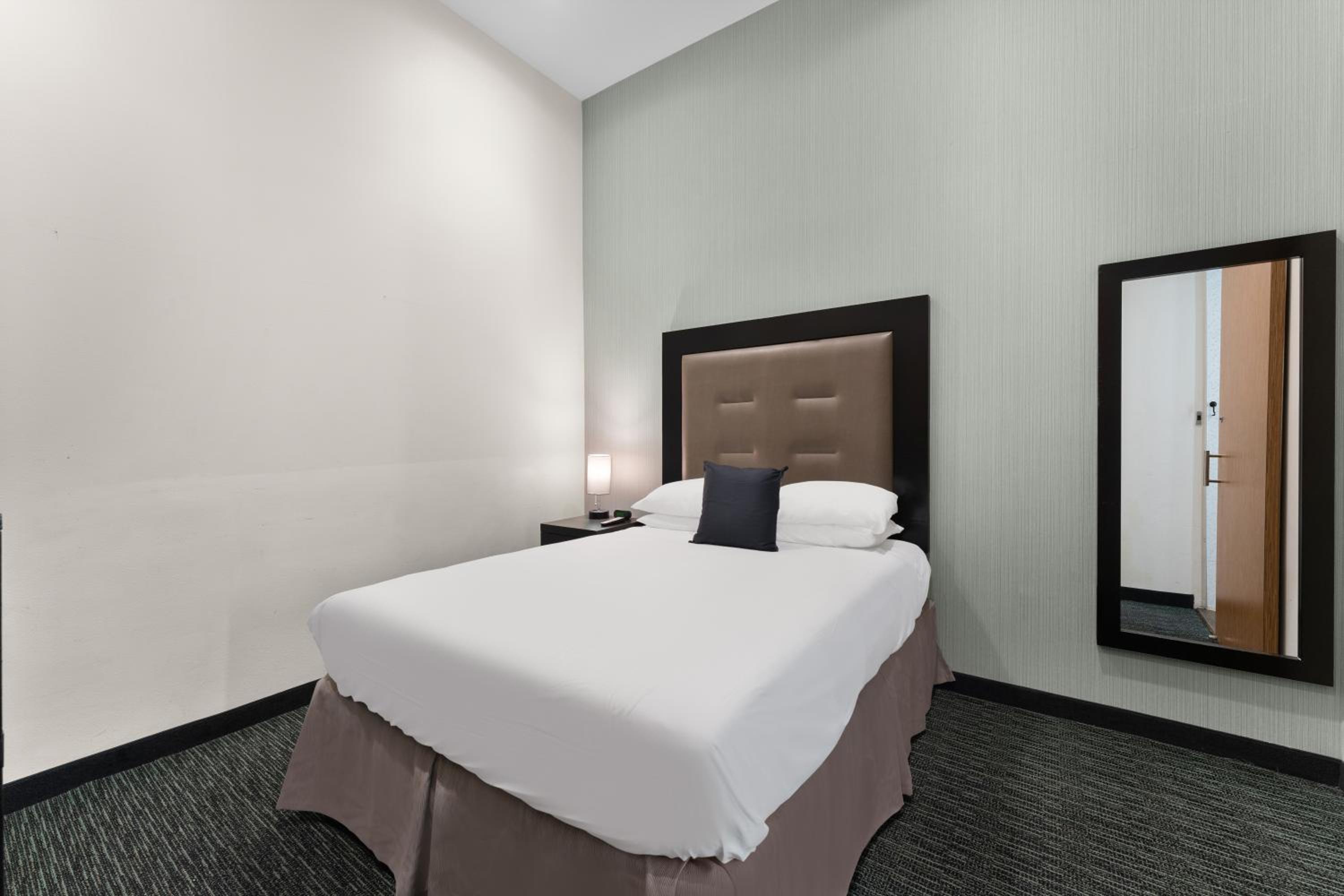 1 Queen Bed – Non Smoking - Photo 7