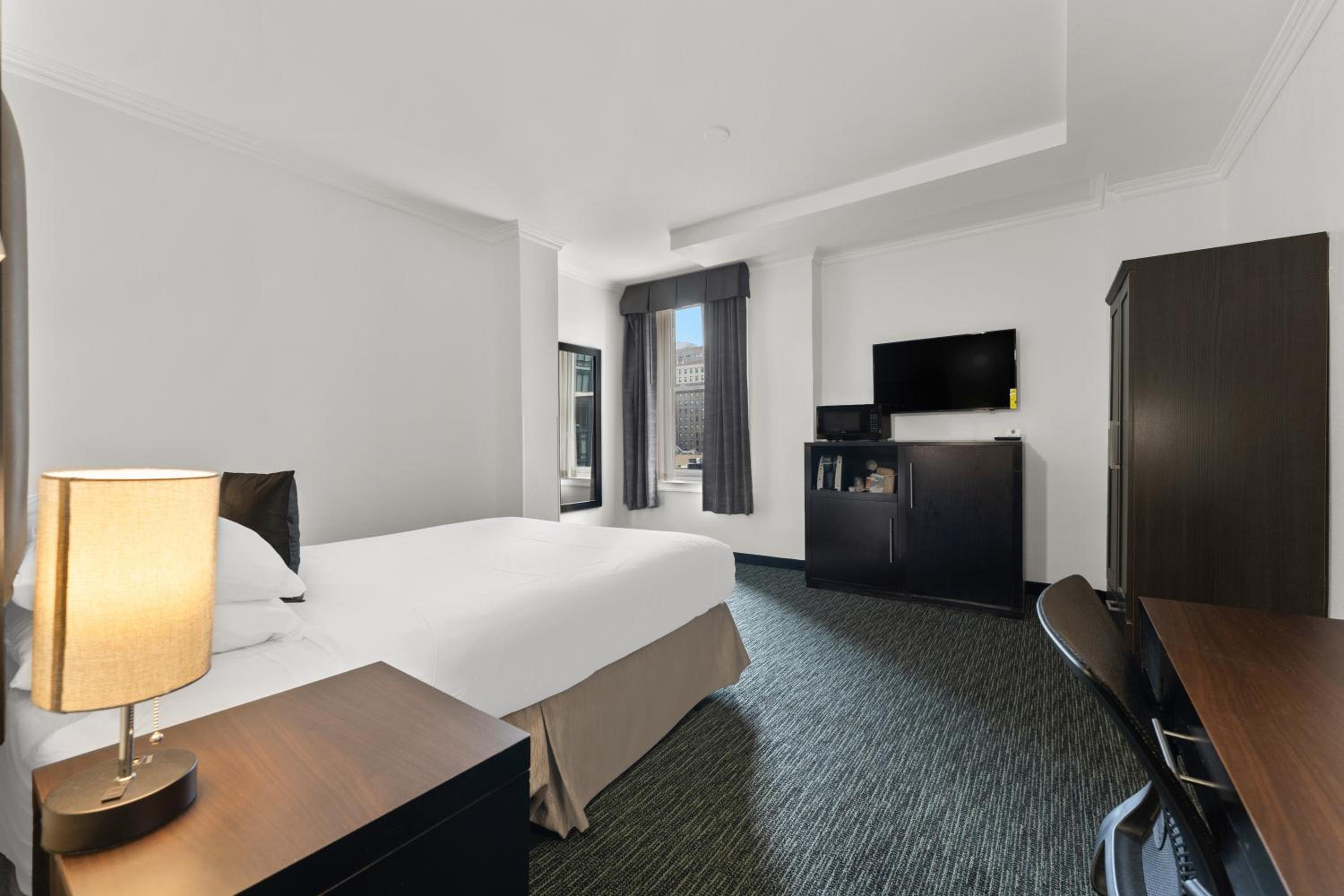 1 Queen Bed – Non Smoking - Photo 3