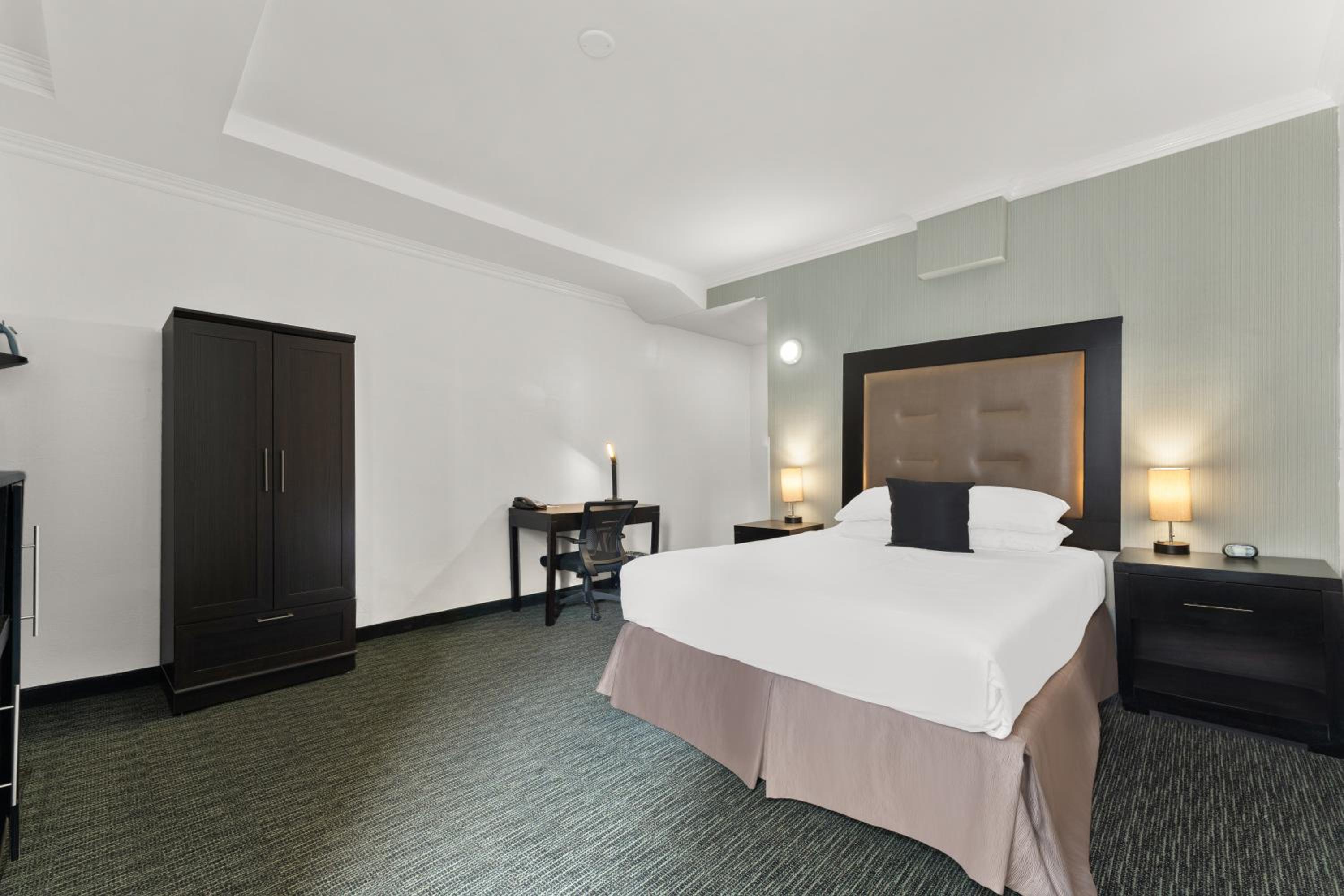1 Queen Bed – Non Smoking - Photo 4
