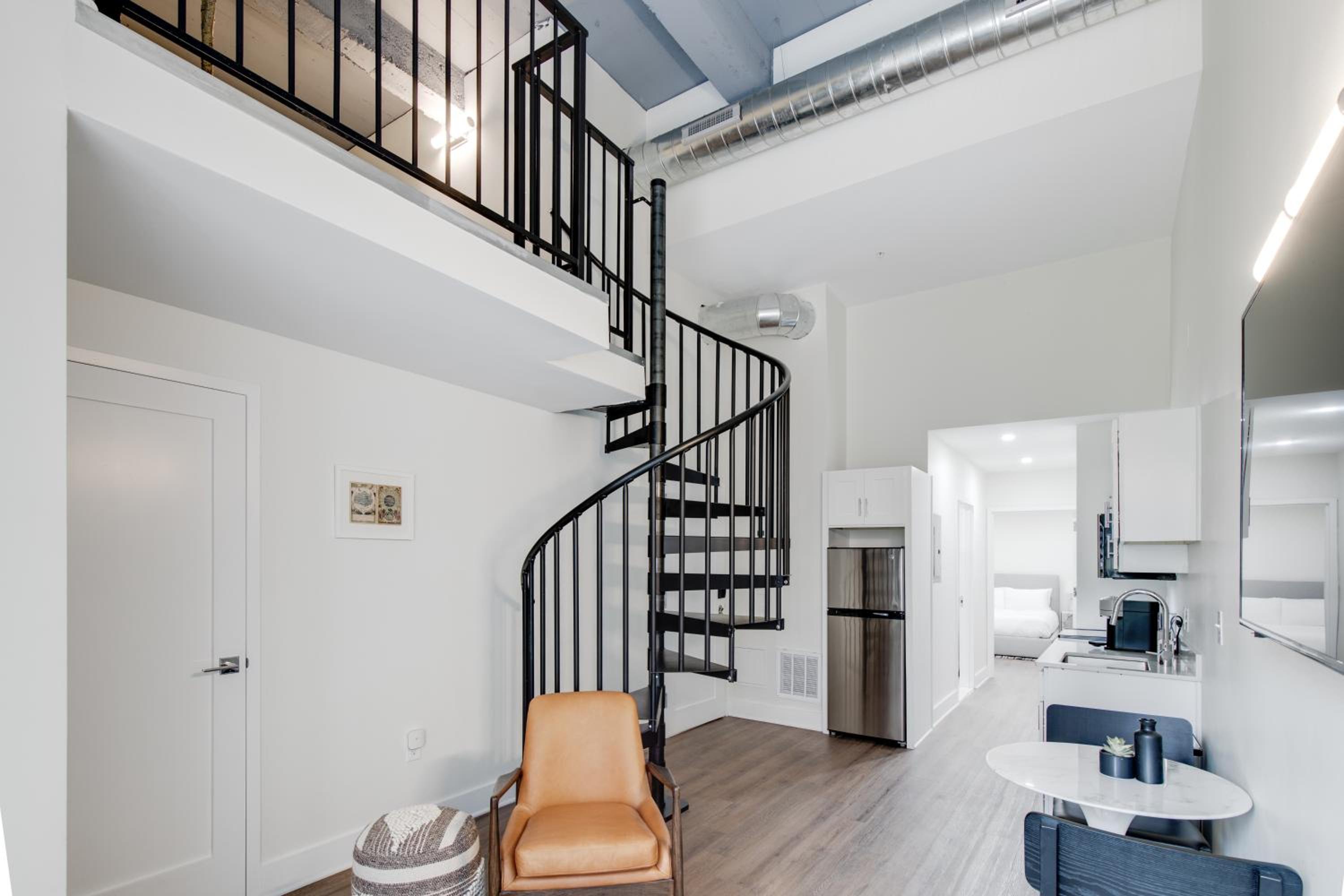 Two Bedroom Loft Apartment - Photo 4