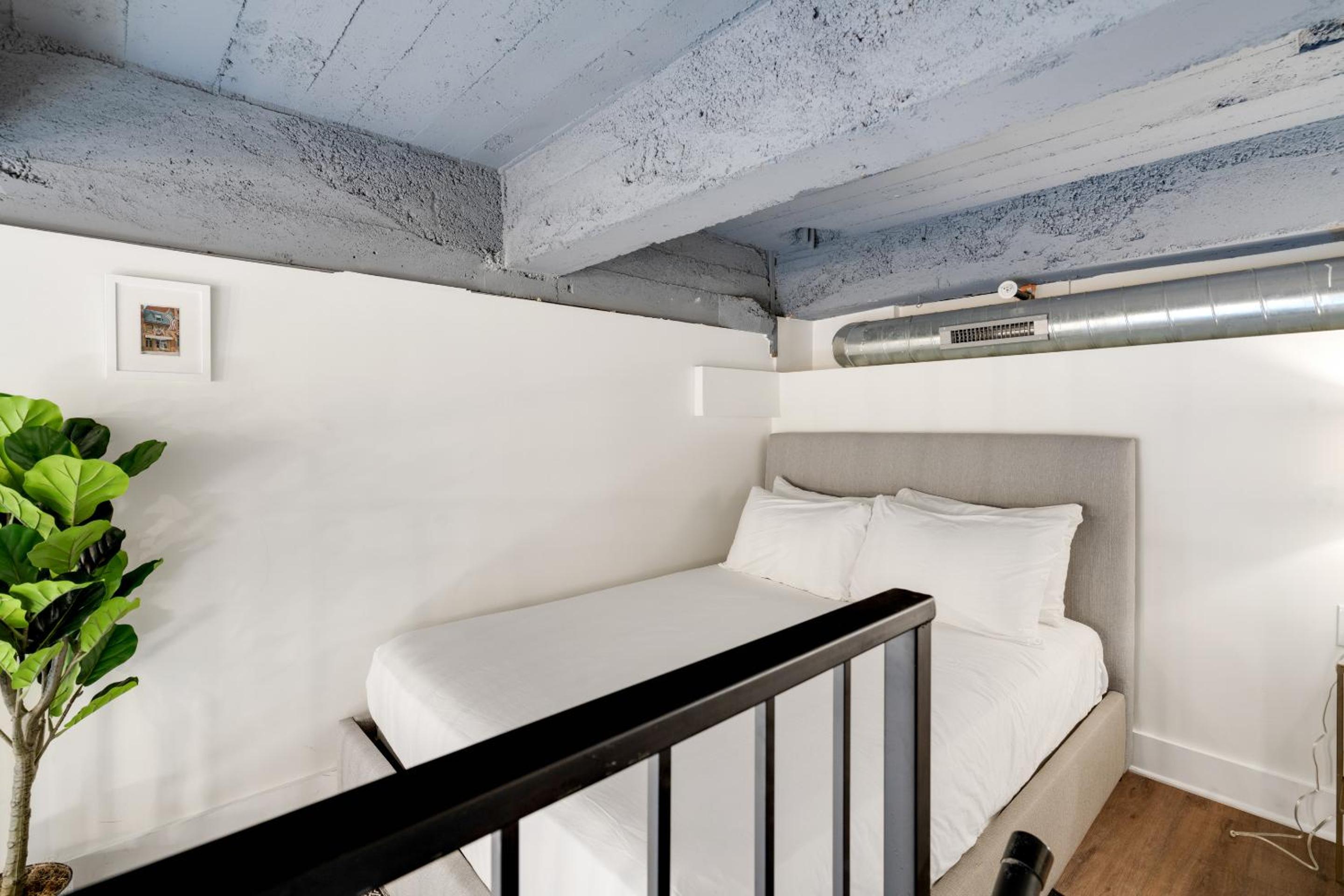 Studio - Split Level - Photo 15