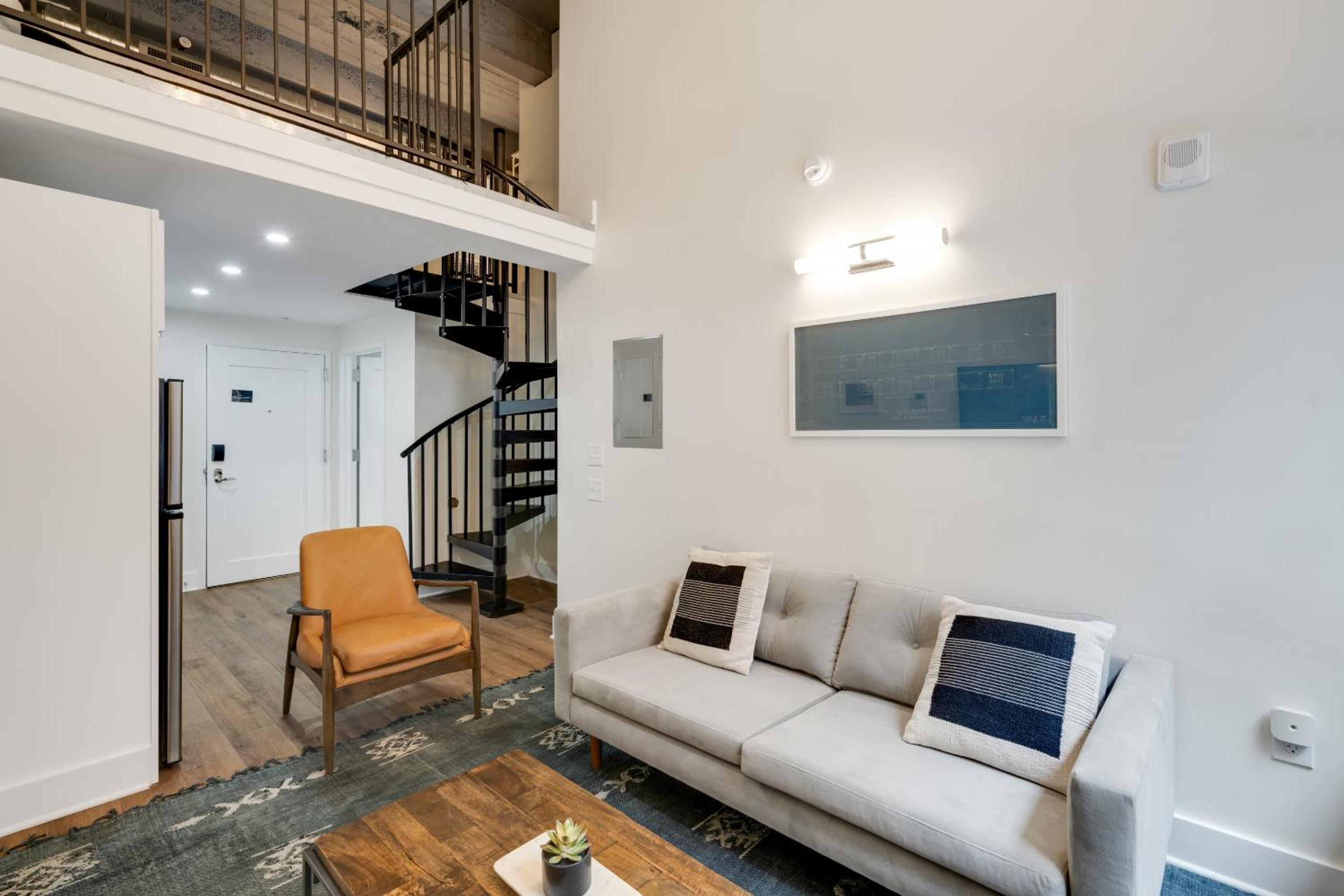 Studio - Split Level - Photo 1