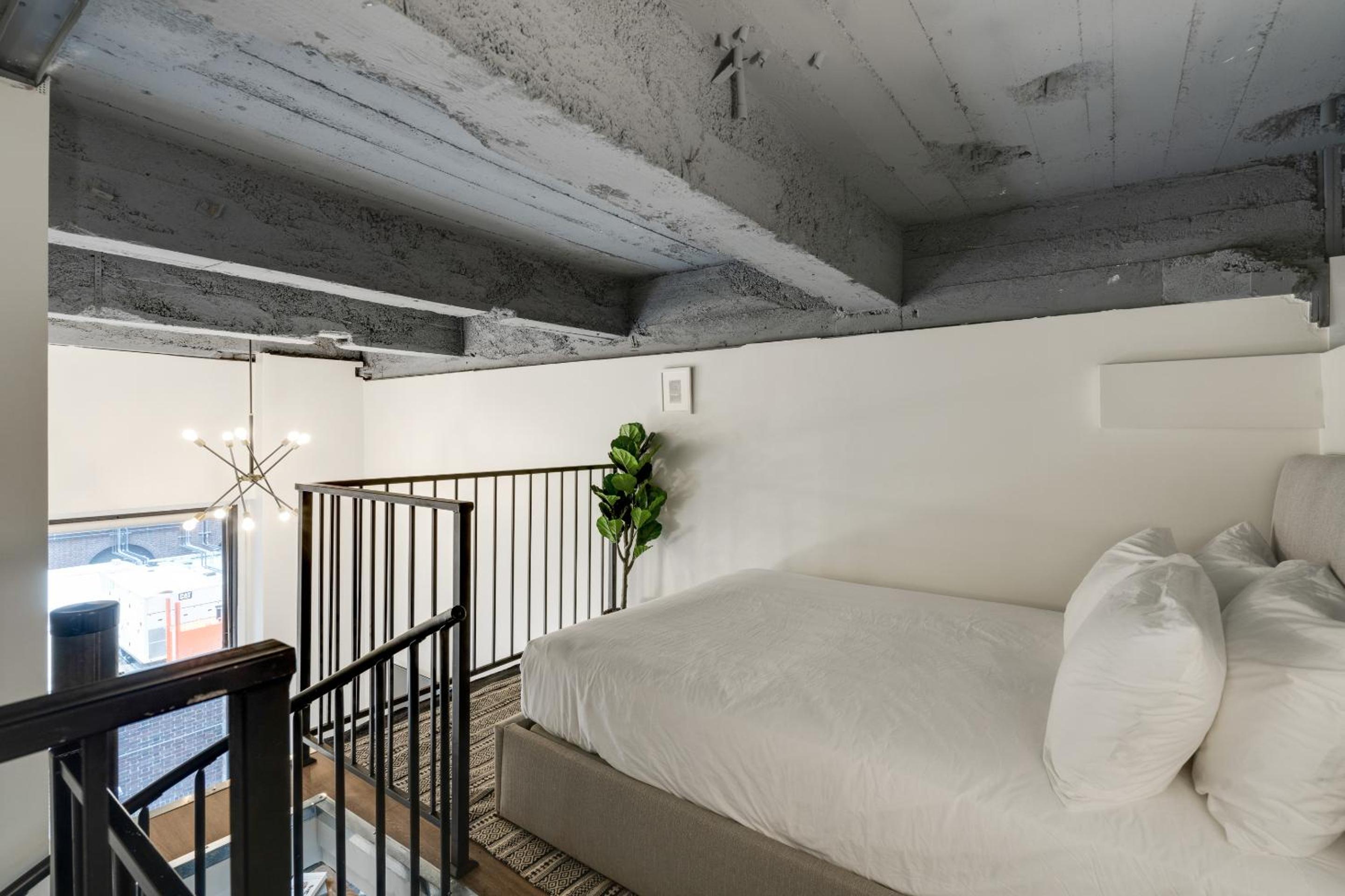 Studio - Split Level - Photo 16