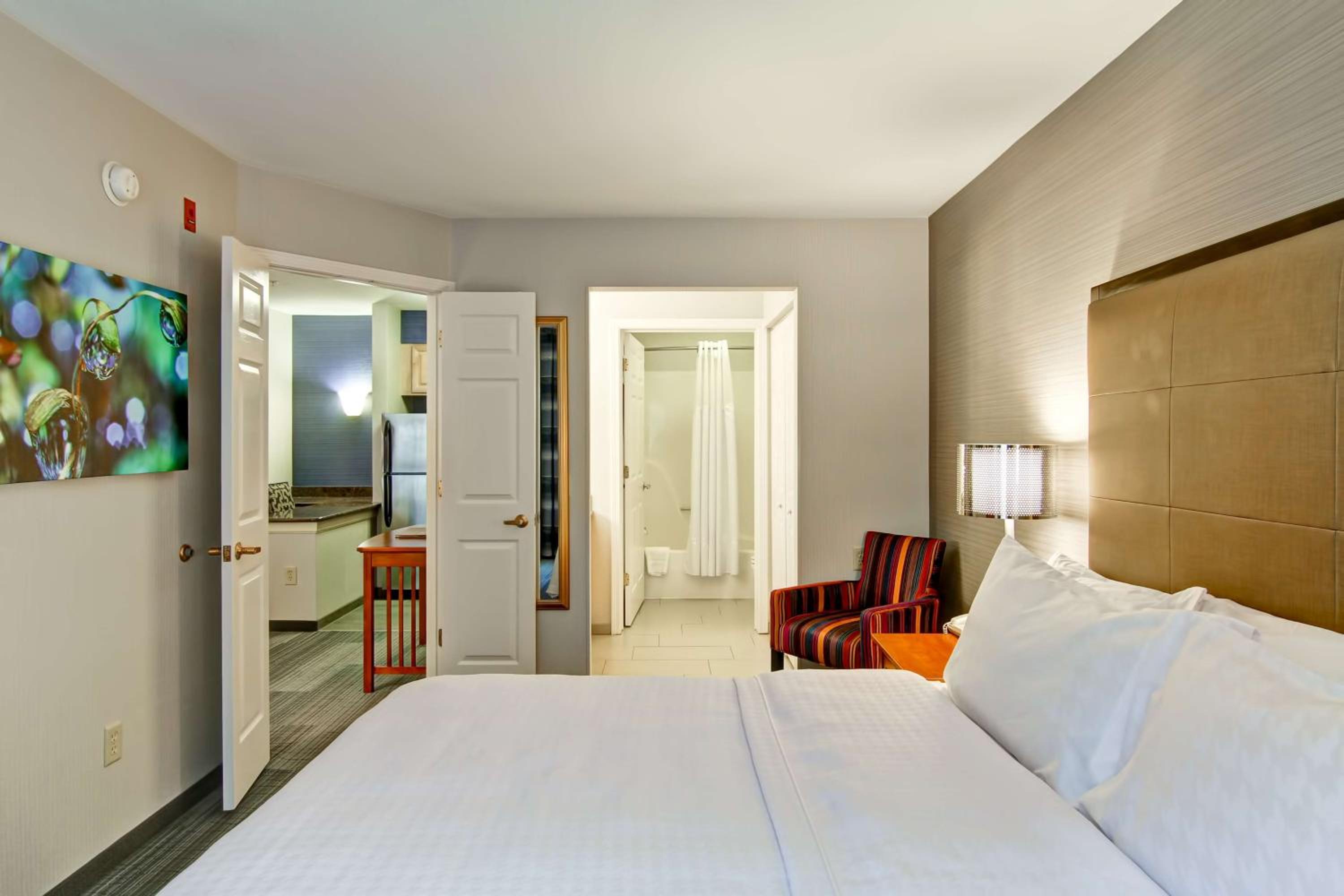 Executive King Suite with Sofa Bed - Non-Smoking - Photo 5